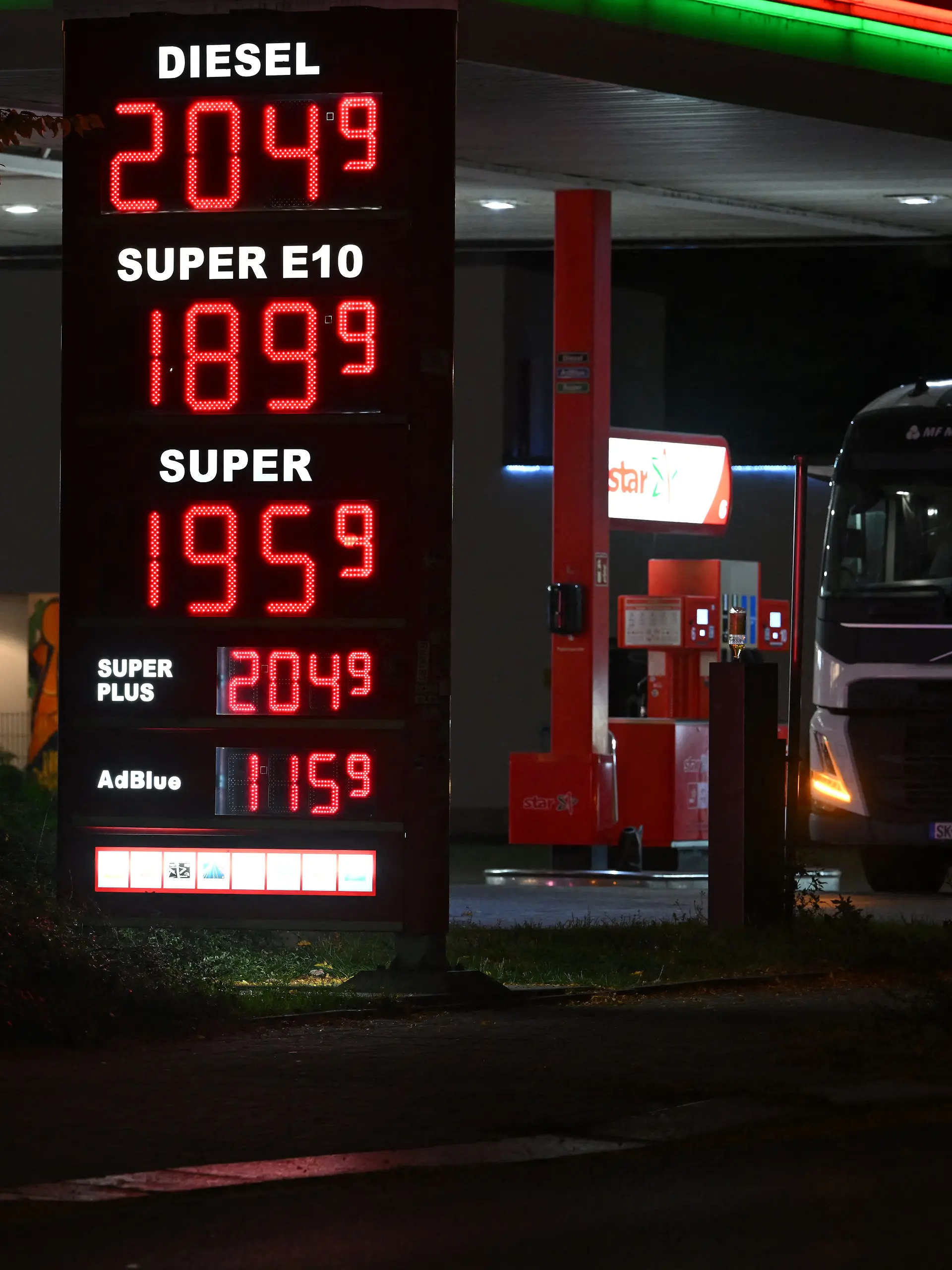 Vom 1. Oktober bis Ende Dezember 2026 wird die Energiesteuer auf Benzin und Diesel um rund 14 Cent je Liter gesenkt. Mit Mehrwertsteuer ergibt sich nach Angaben der Bundesregierung eine Entlastung von bis zu 17 Cent pro Liter.