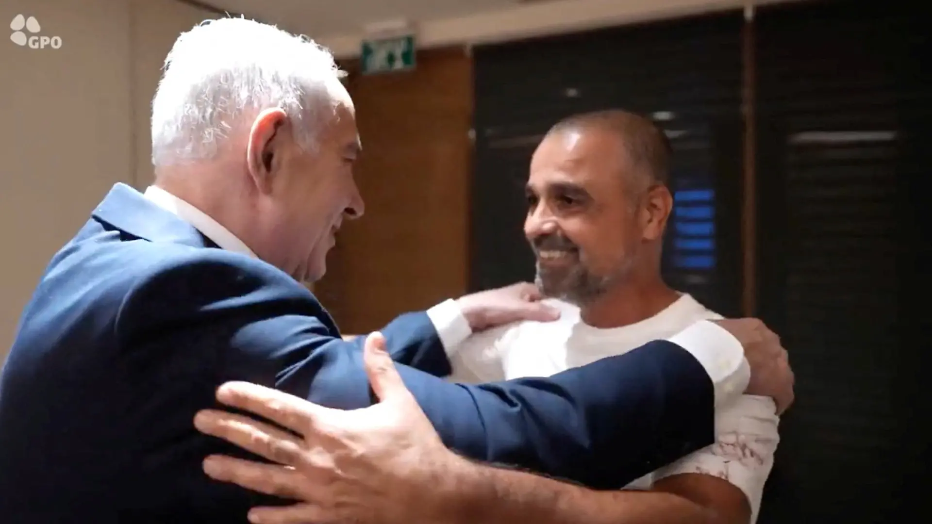 Netanyahu bedankt sich bei Klempner Yaniv Hayoun, der plötzlich die Steuerung vom Passagierjet übernimmt.