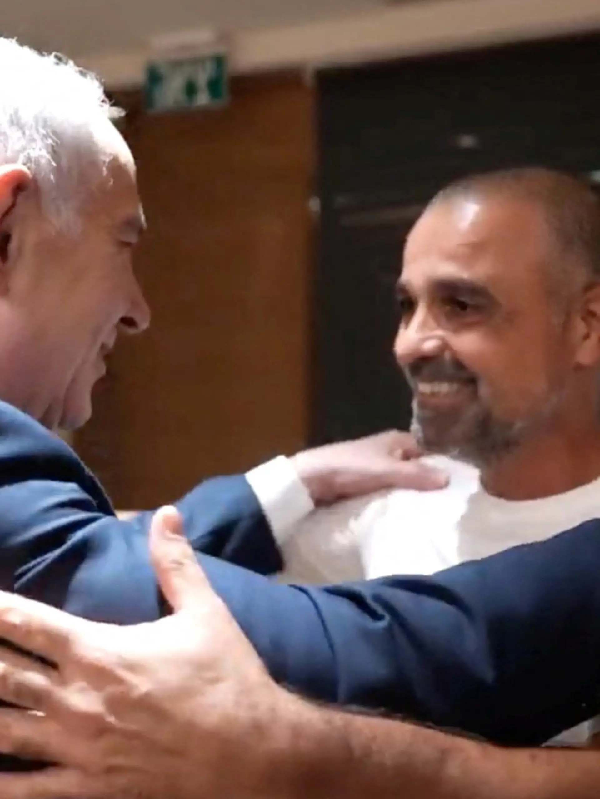Netanyahu bedankt sich bei Klempner Yaniv Hayoun, der plötzlich die Steuerung vom Passagierjet übernimmt.