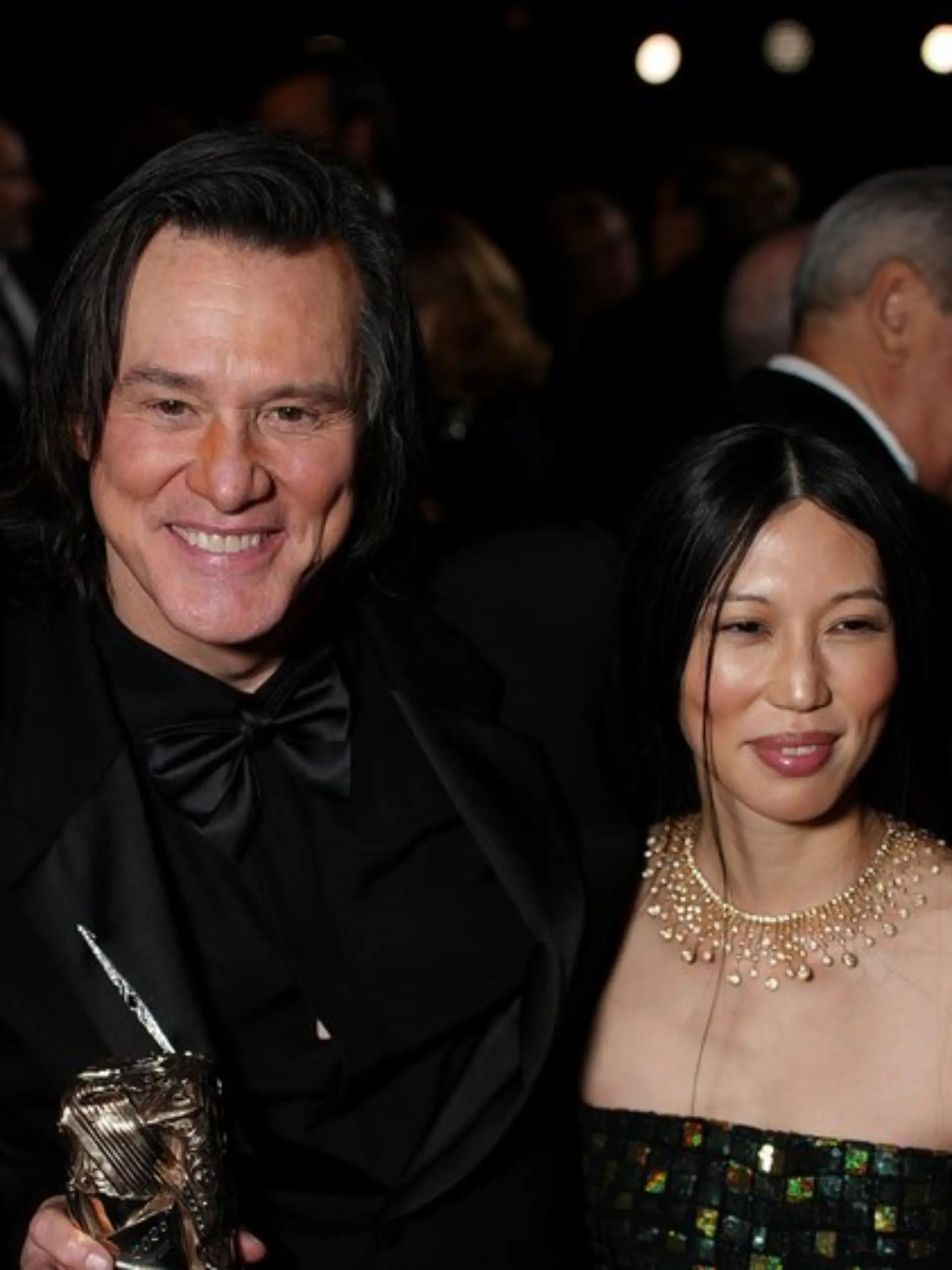 Jim Carrey mit seiner Freundin Min Ah (M.) in Paris. Mit dabei waren auch seine Tochter und sein Enkelsohn.