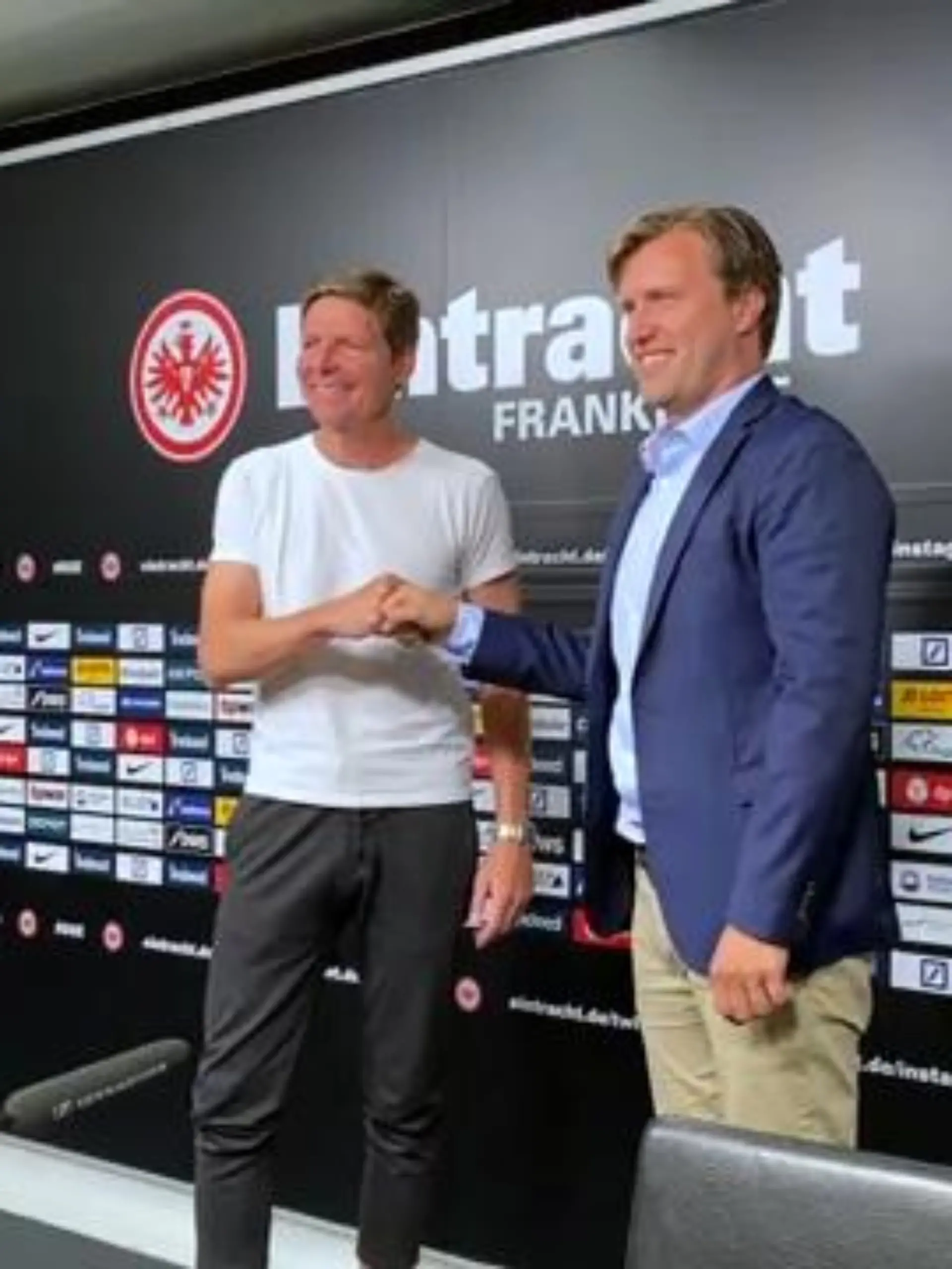 Oliver Glasner kam ganz légère im weißen T-Shirt zu seiner offiziellen Vorstellung bei Eintracht Frankfurt. Knapp eine Stunde lang plauderte der neue Trainer der Hessen am Dienstag locker und aufgeräumt über die bevorstehende Saison in der Fußball-Bundesliga, in der Glasner mit dem Europa-League-Starter an seine zuletzt erfolgreiche Arbeit beim VfL Wolfsburg anknüpfen will.