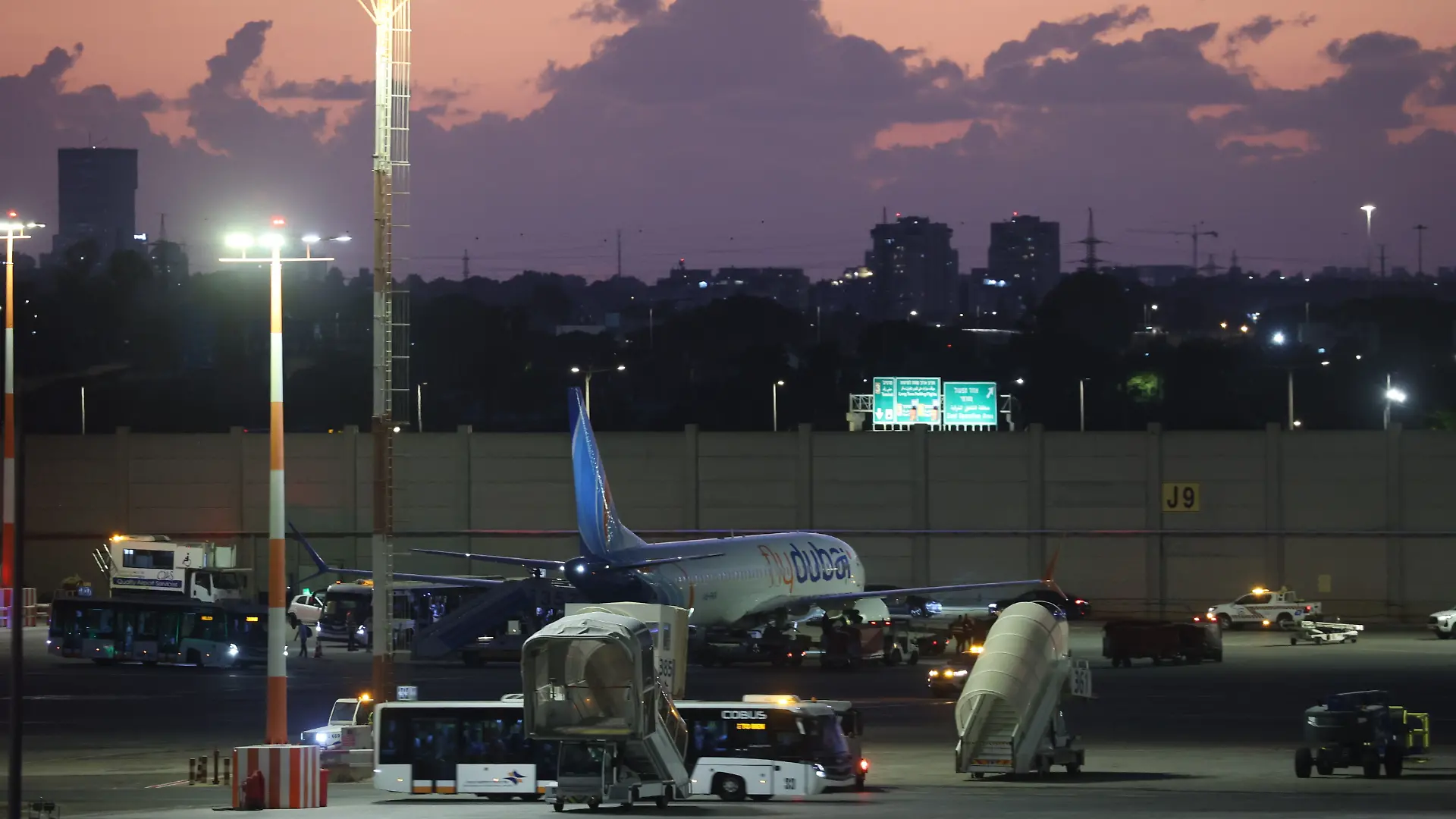 Ein Ersatzflugzeug von Flydubai landet auf dem Flughafen Ben Gurion. Ein Flug von Dubai nach Tel Aviv wurde nach einer heftigen Auseinandersetzung im Cockpit nach Saudi-Arabien umgeleitet. Israels Regierung geht von einem versuchten dschihadistischen Terroranschlag aus - wichtige Fragen sind aber noch offen. +++ dpa-Bildfunk +++