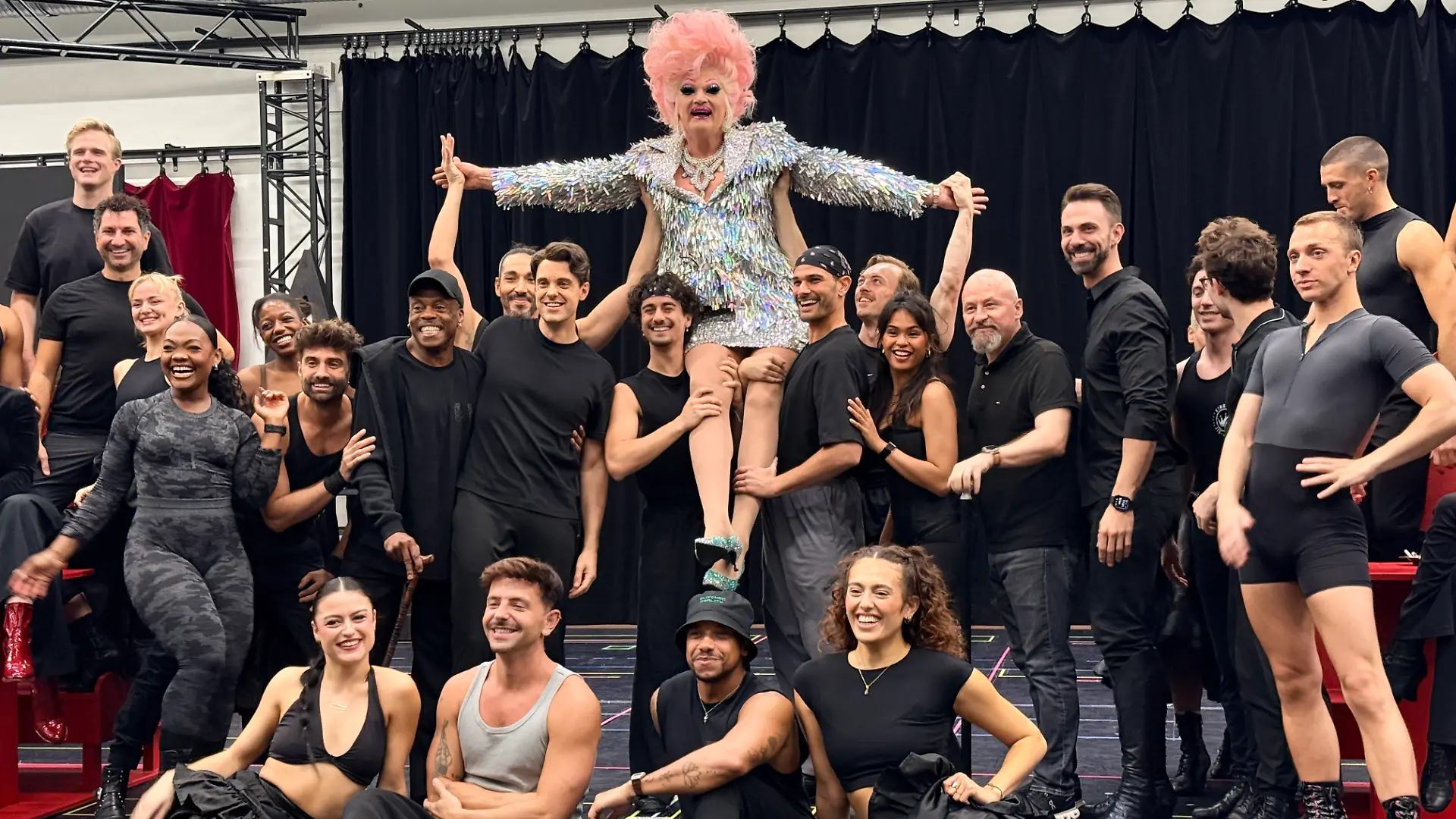 Die Musical-Darsteller tragen die Königin der Hamburger Showgirls auf Händen.