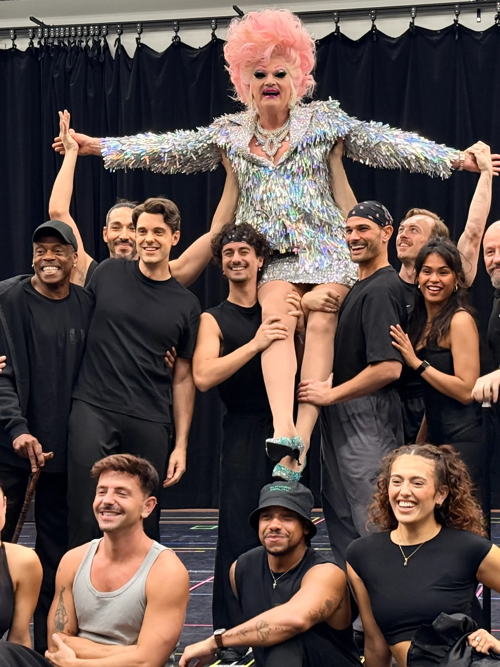 Die Musical-Darsteller tragen die Königin der Hamburger Showgirls auf Händen.