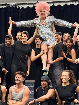 Die Musical-Darsteller tragen die Königin der Hamburger Showgirls auf Händen.