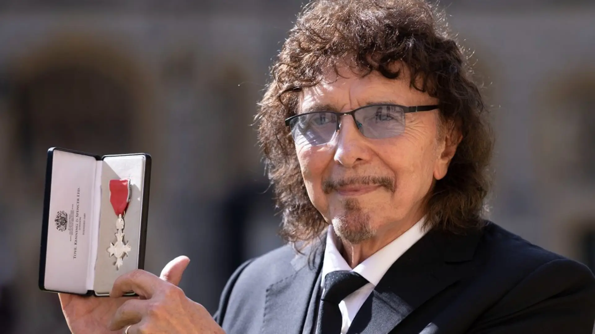 Tony Iommi mit seiner Auszeichnung.