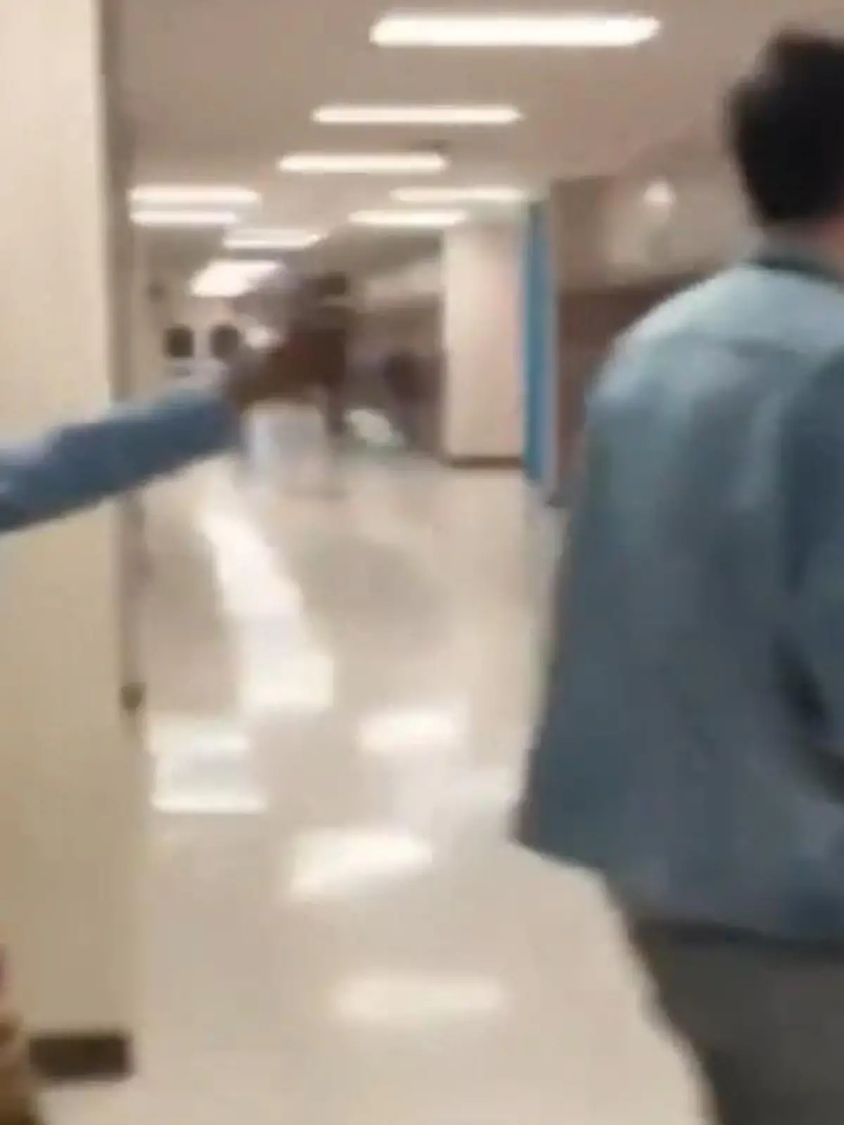 Handys im Unterricht sind verboten. Diese Regel gilt auch an einer High School in Tennessee. Doch einer Schülerin ist diese Regel komplett egal und so tippt sie während des Unterrichts weiter auf ihrem Handy herum. Irgendwann hat ihr Lehrer genug und nimmt ihr das Smartphone weg – ohne zu wissen, dass er seine Schülerin damit komplett zum ausrasten bringt. Die schlimme Attacke zeigen wir im Video.