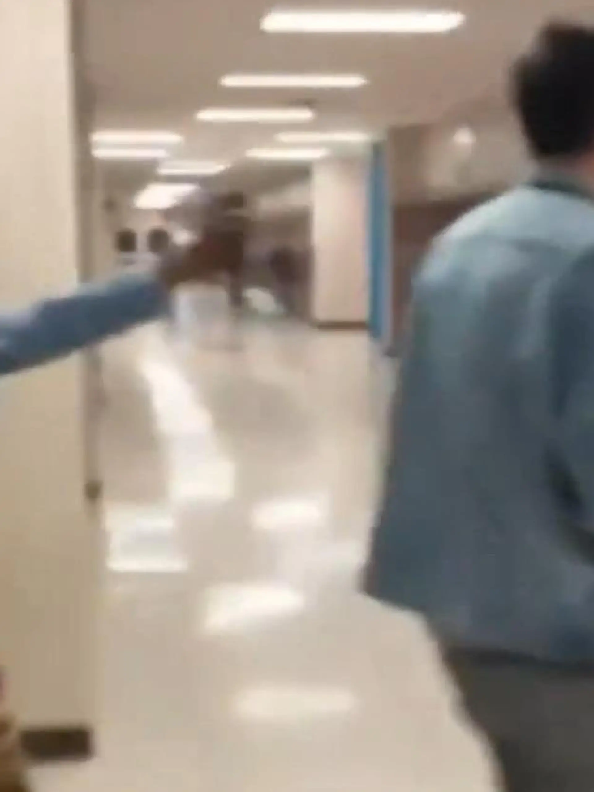 Handys im Unterricht sind verboten. Diese Regel gilt auch an einer High School in Tennessee. Doch einer Schülerin ist diese Regel komplett egal und so tippt sie während des Unterrichts weiter auf ihrem Handy herum. Irgendwann hat ihr Lehrer genug und nimmt ihr das Smartphone weg – ohne zu wissen, dass er seine Schülerin damit komplett zum ausrasten bringt. Die schlimme Attacke zeigen wir im Video.