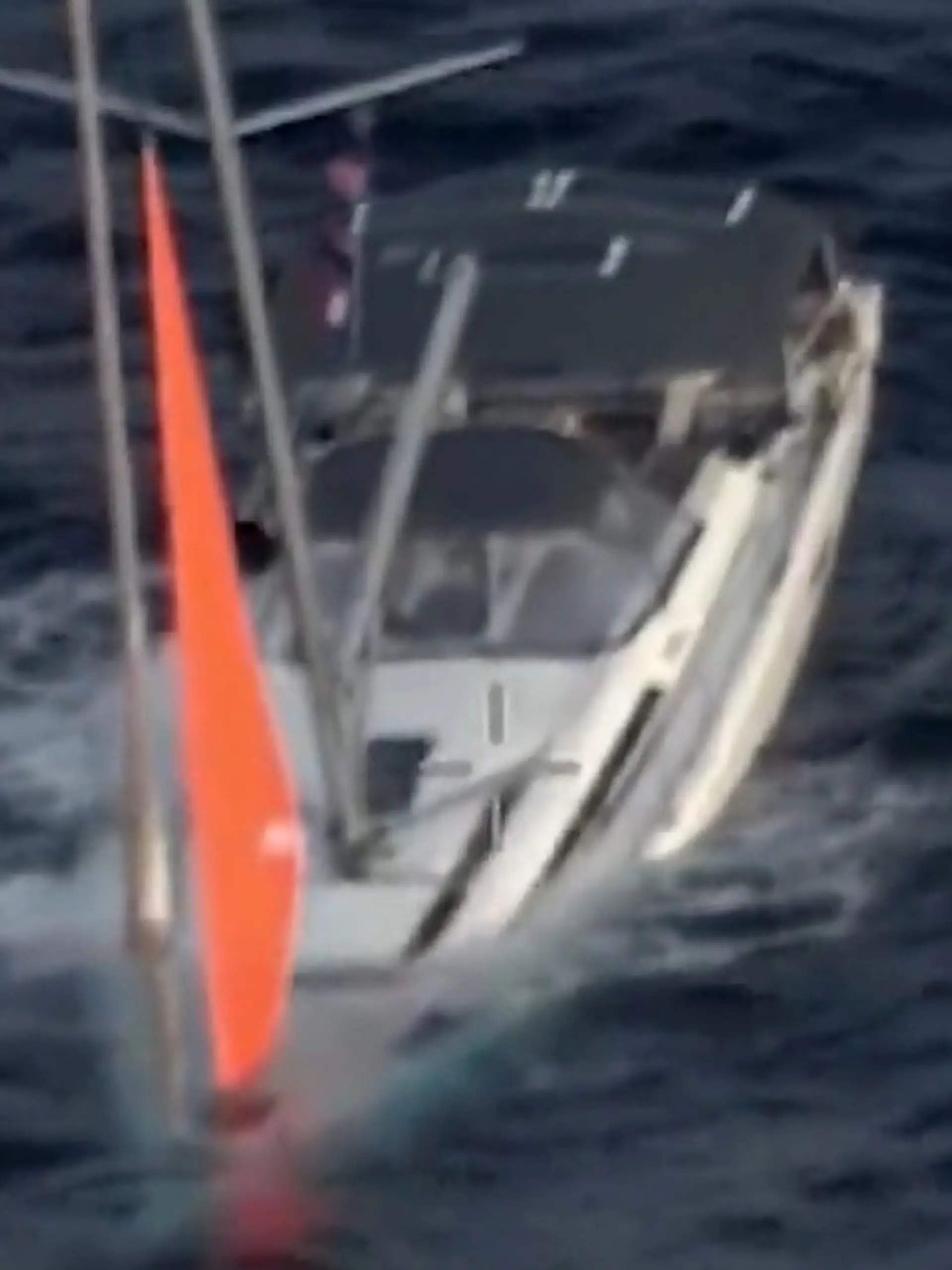 Bild zu: "Nach Crash mit Wal! 15-Meter-Yacht sinkt – Segler in Todesangst "