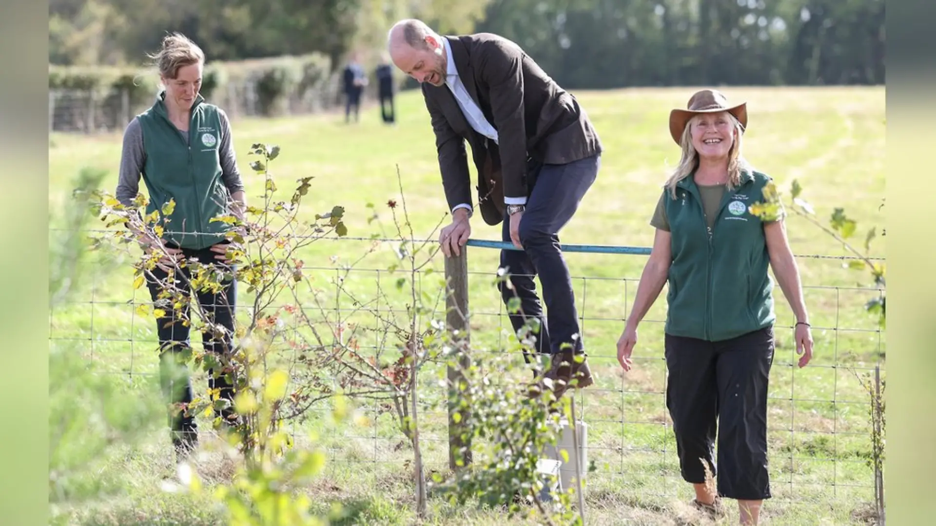 Prinz William beim Klettern über einen Zaun in Abergavenny.