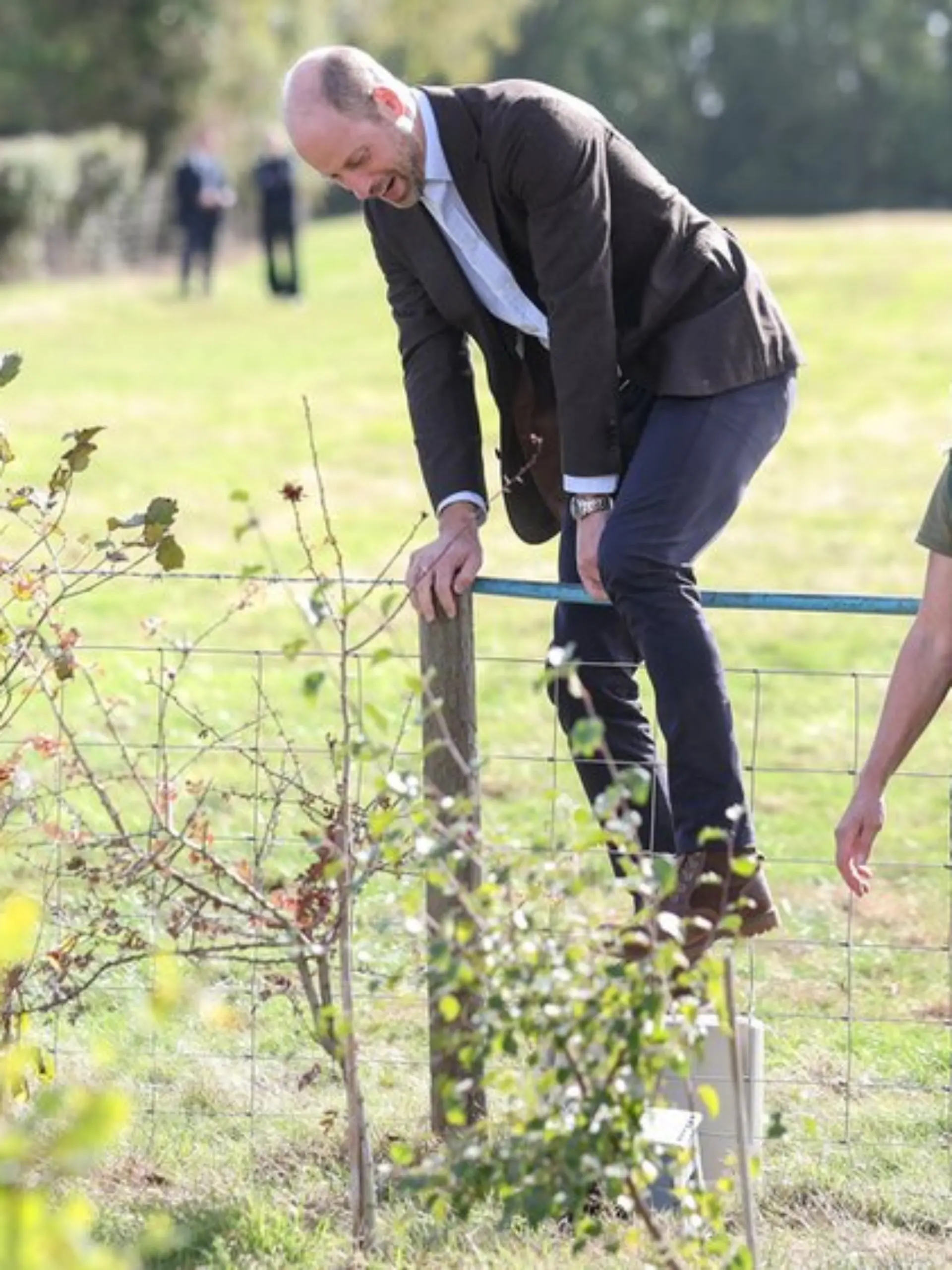 Prinz William beim Klettern über einen Zaun in Abergavenny.