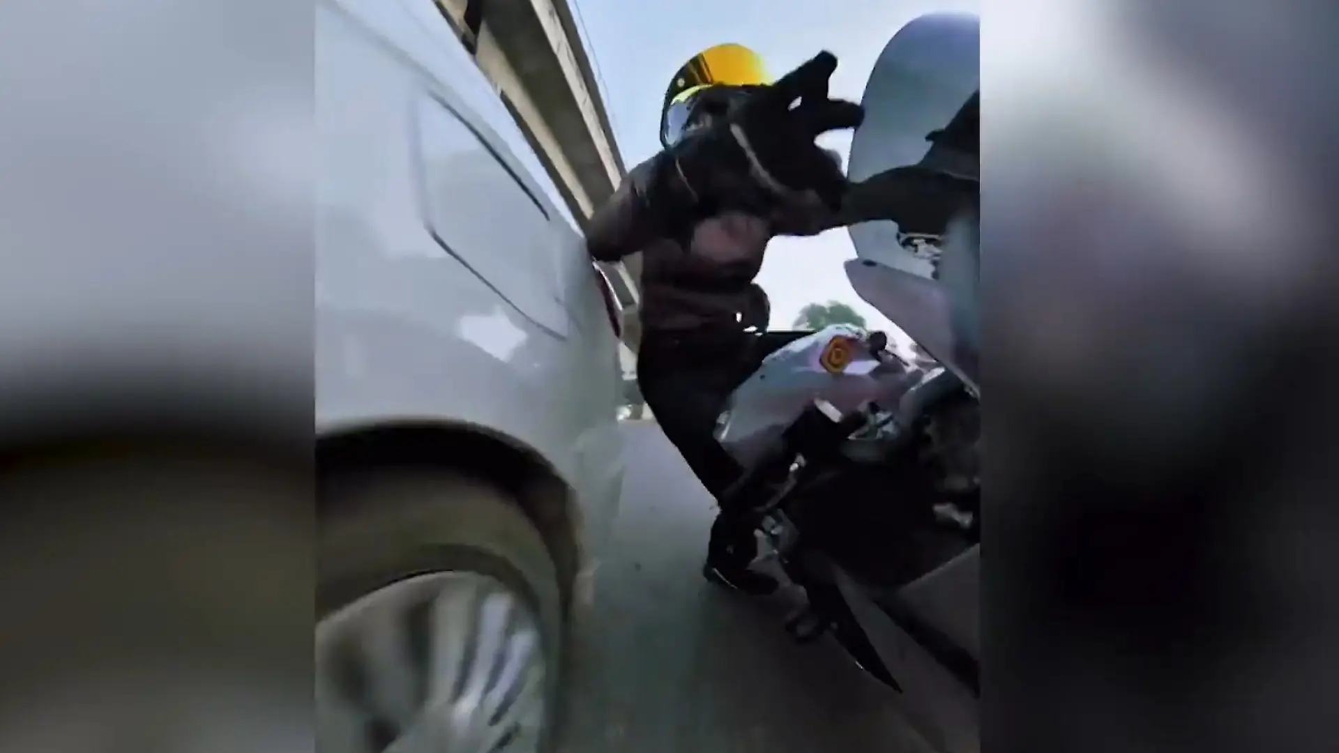 Bild von Mordversuch auf der Straße? Autofahrer rammt Bikerin (27) brutal zu Boden