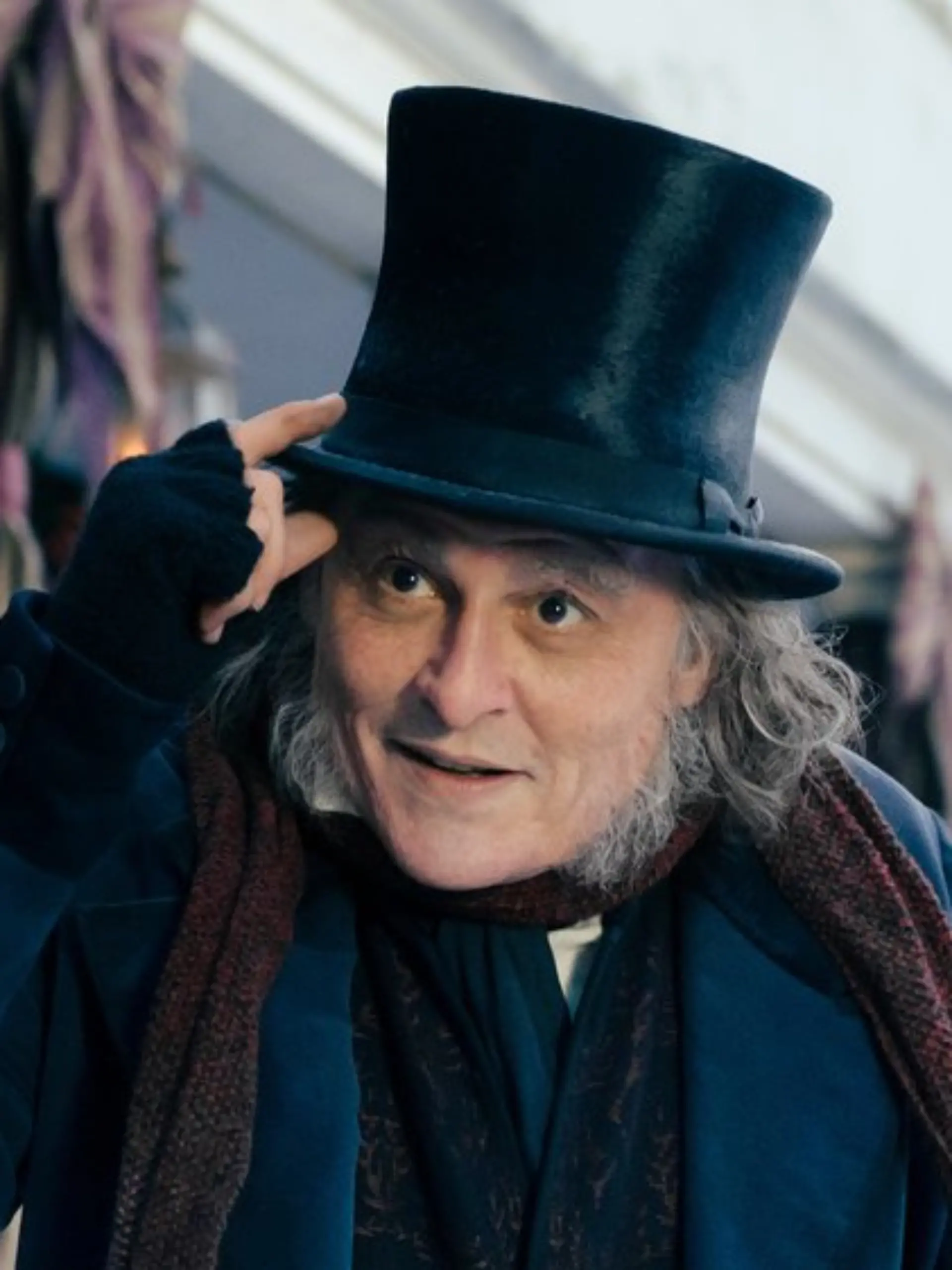 Johnny Depp ist in der Rolle des Ebenezer Scrooge nur schwer wiederzuerkennen.