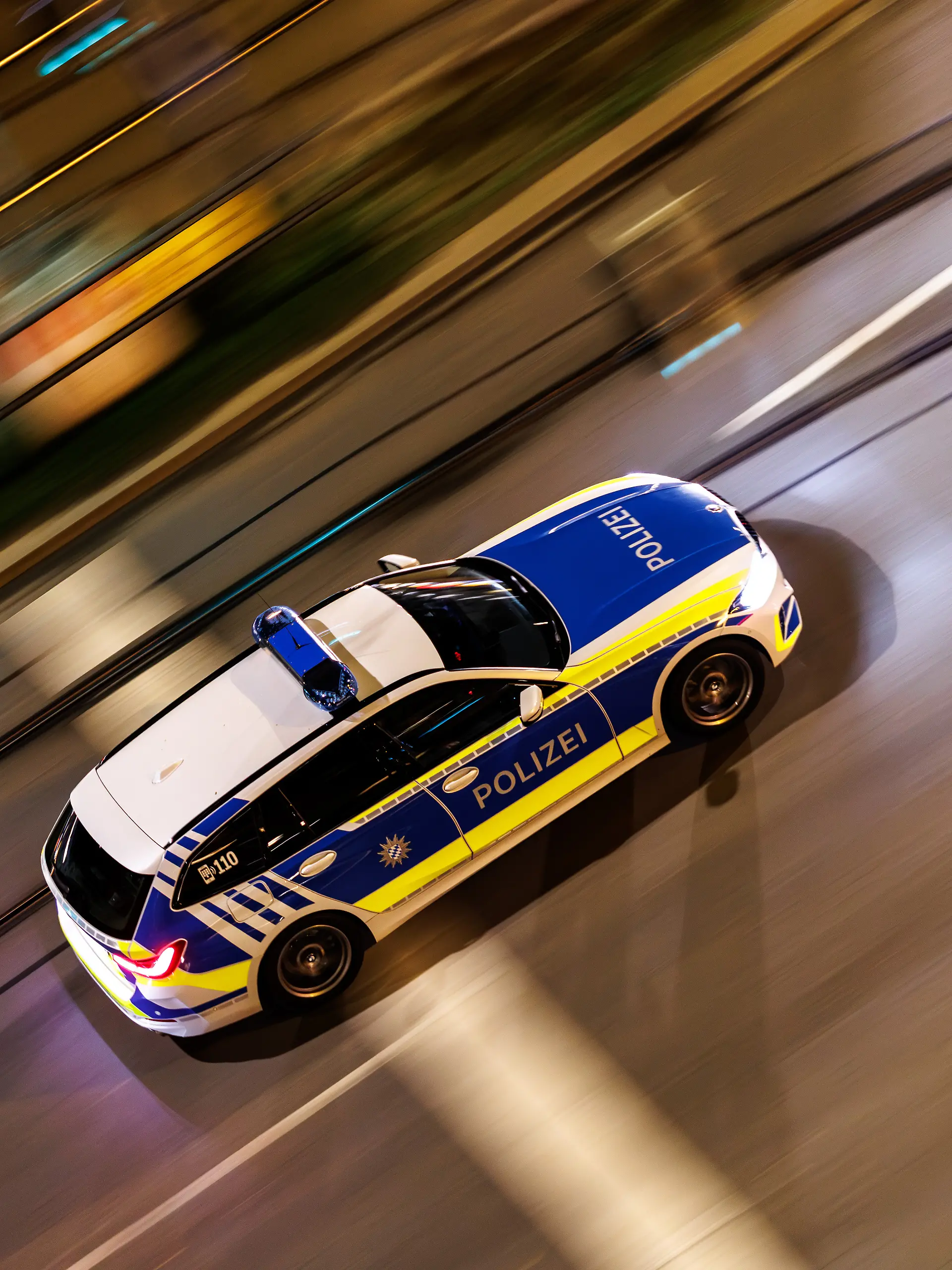 Ein Polizeiwagen bei Nacht