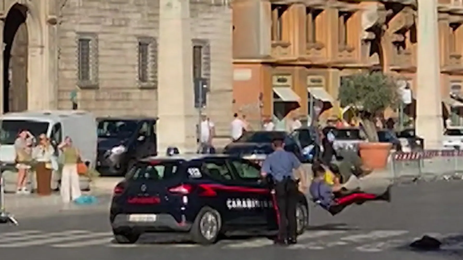 Das ist doch einer von euch! Polizist fährt eigenen Kollegen über den Haufen Bei Verfolgungsjagd in Rom