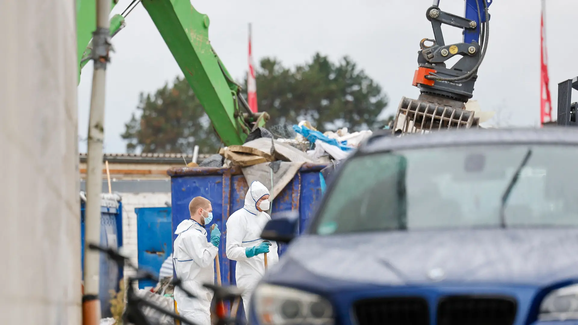 01.10.2026, Nordrhein-Westfalen, Weilerswist: Polizeibeamte durchsuchen einen Recyclinghof im Zusammenhang mit der Suche nach einer vermissten Frau. Die 46-Jährige wird seit vergangenem Freitag vermisst. Die zweifache Mutter aus Euskirchen hatte den Angaben zufolge um 10.00 Uhr ihre Wohnung verlassen, war am Mittag nicht zur Arbeit gekommen. Foto: Thomas Banneyer/dpa +++ dpa-Bildfunk +++