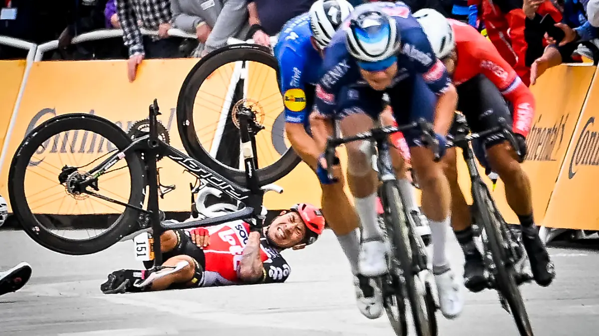 Sport Bilder des Tages Australian Caleb Ewan of Lotto Soudal crashes during the sprint at the third stage of the 108th edition of the Tour de France cycling race, 182,9km from Lorient to Pontivy, France, Monday 28 June 2021. This year s Tour de France takes place from 26 June to 18 July 2021. DAVIDxSTOCKMAN PUBLICATIONxINxGERxSUIxAUTxONLY x3022146x