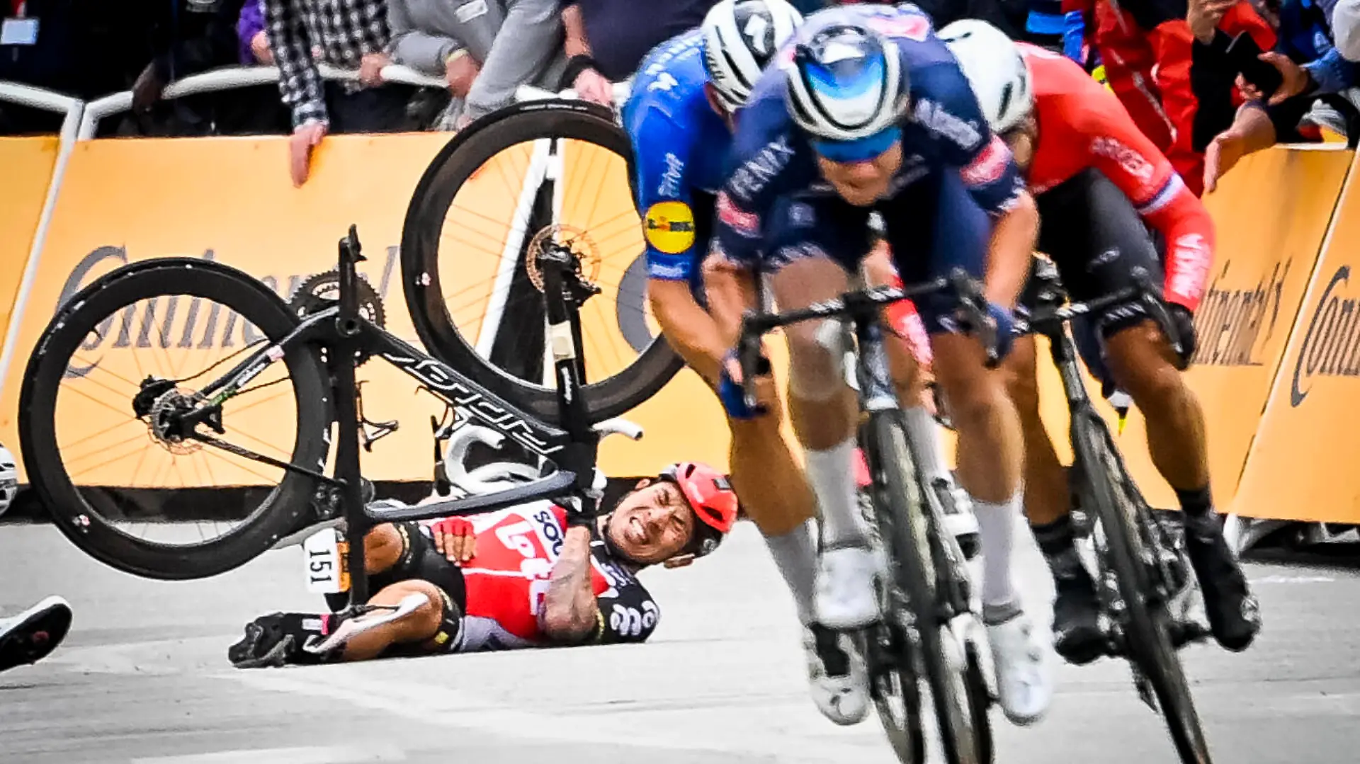 Sport Bilder des Tages Australian Caleb Ewan of Lotto Soudal crashes during the sprint at the third stage of the 108th edition of the Tour de France cycling race, 182,9km from Lorient to Pontivy, France, Monday 28 June 2021. This year s Tour de France takes place from 26 June to 18 July 2021. DAVIDxSTOCKMAN PUBLICATIONxINxGERxSUIxAUTxONLY x3022146x