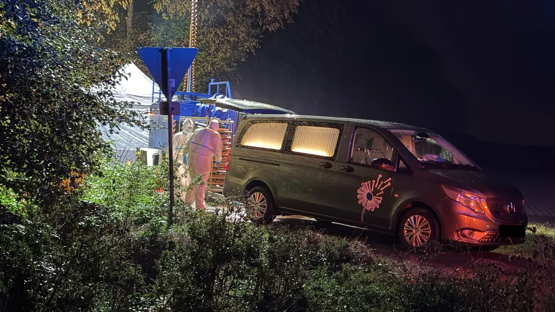 Ein Leichenwagen ist vorgefahren.