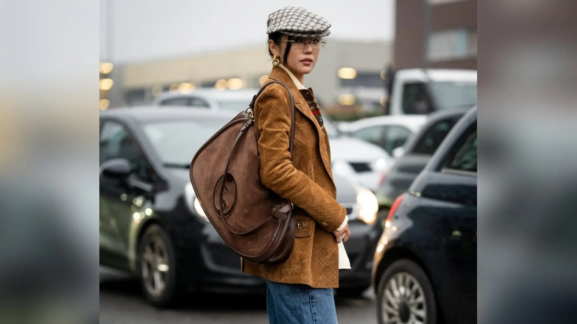 Braune Jacken aus Wildleder sind diesen Herbst ein großes Mode-Thema: So entsteht rund um das Trend-Teil ein gemütlicher Look.