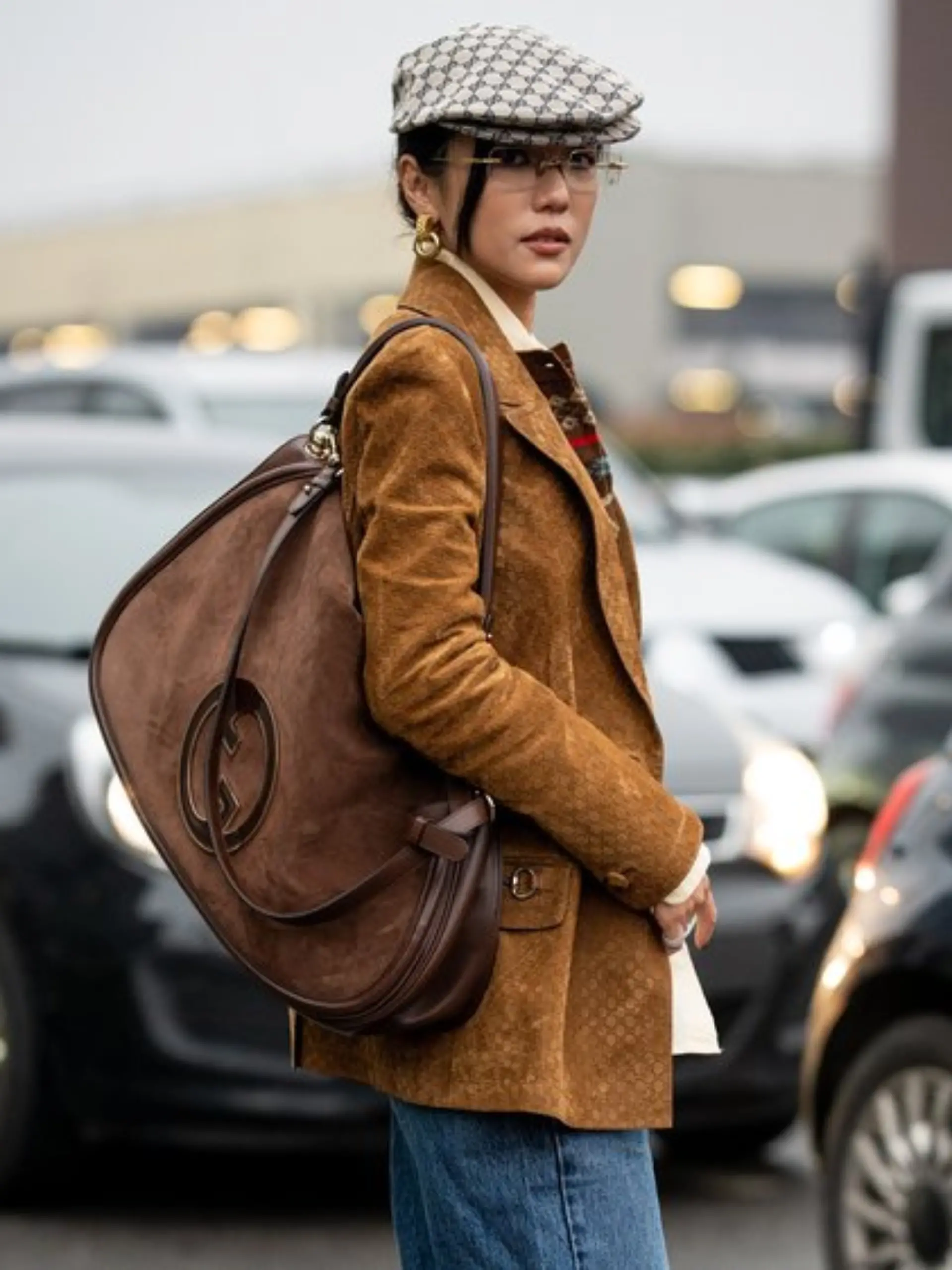 Braune Jacken aus Wildleder sind diesen Herbst ein großes Mode-Thema: So entsteht rund um das Trend-Teil ein gemütlicher Look.