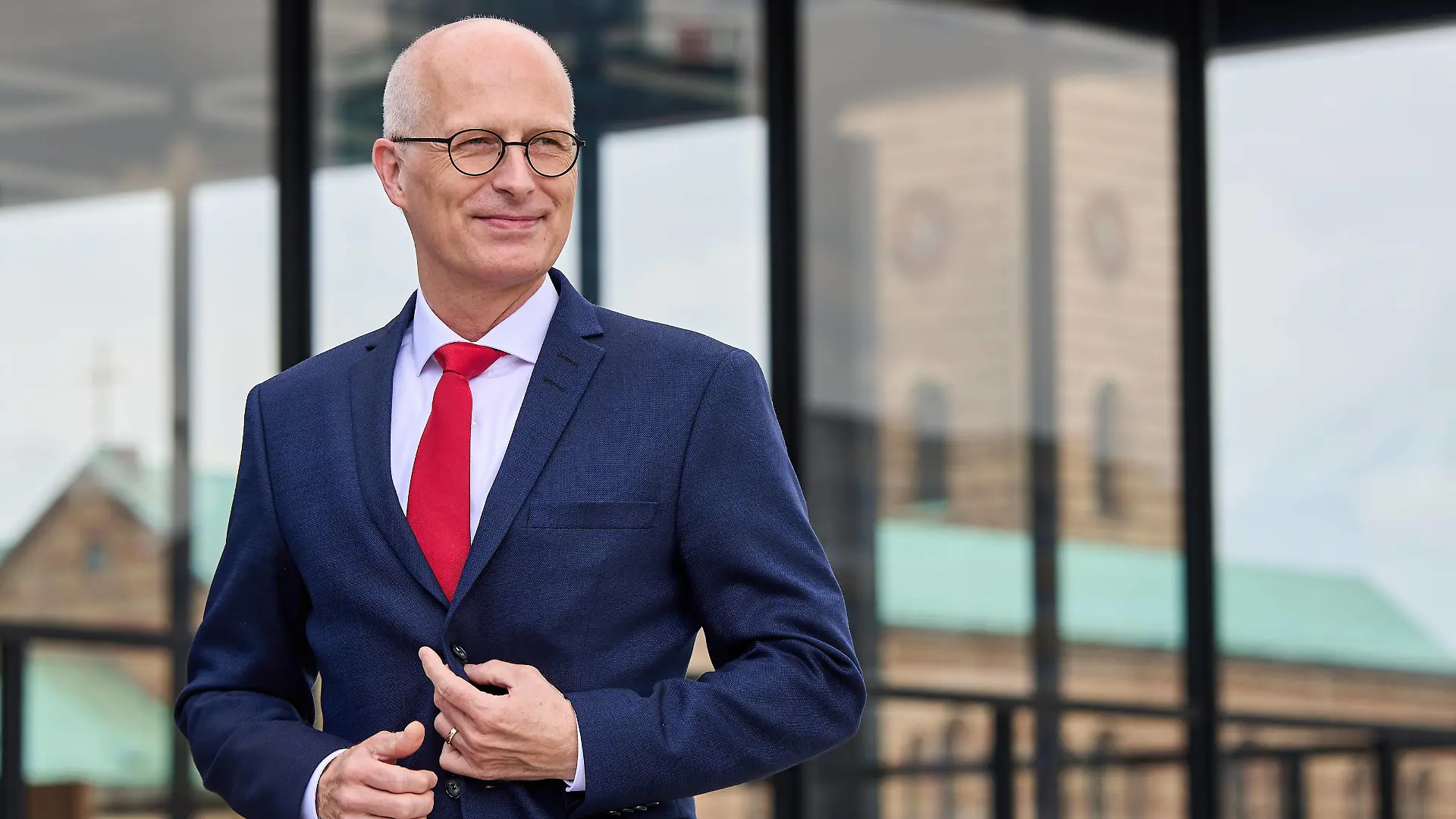 Peter Tschentscher Erster Bürgermeister Hamburg beim gemeinsamen Besuch Neuen Nationalgalerie durch die Ministerpräsidenten der Bundesländer. Die Neue Nationalgalerie in Berlin wird nach umfangreichen Sanierungsarbeiten am 21. August 2021 wiedereröffnet. / Peter Tschentscher First Mayor of Hamburg during the joint visit to the Neue Nationalgalerie by the minister presidents of the German states. The Neue Nationalgalerie in Berlin will reopen after extensive renovation work on August 21, 2021. snapshot-photography/F.Boillot *** Peter Tschentscher First Mayor of Hamburg during the joint visit to the Neue Nationalgalerie by the minister presidents of the German states The Neue Nationalgalerie in Berlin will reopen after extensive renovat