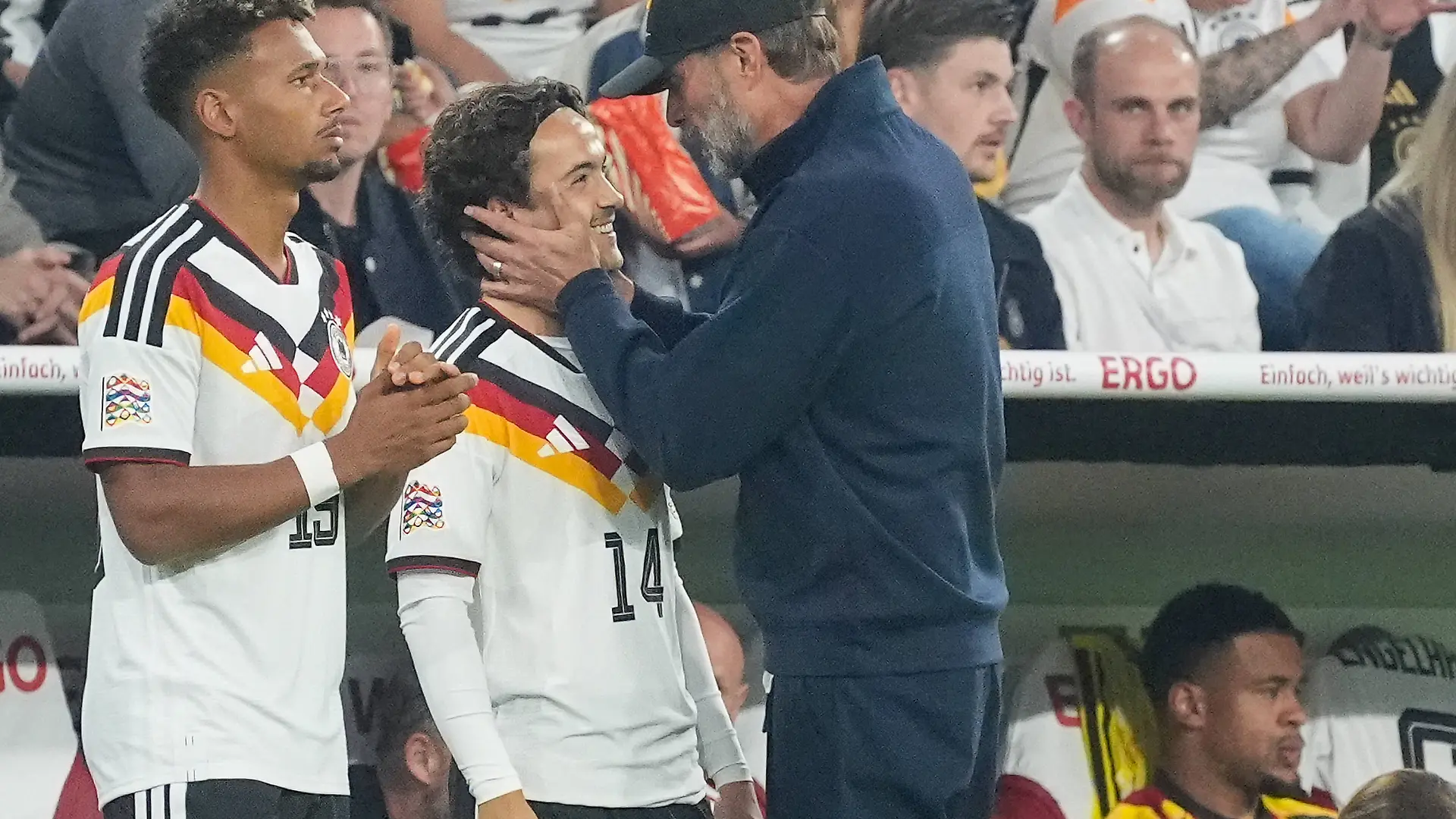 Mika Baur Deutschland Germany wird der 1000. Debütant in der Geschichte des DFB und von Bundestrainer Jürgen Klopp Deutschland Germany beglückwünscht - München 01.10.2026: Deutschland vs. Serbien, UEFA Nations League, 3. Spieltag, Allianz Arena *** Mika Baur Germany becomes the 1,000th player to make his debut in the history of the DFB and is congratulated by national team coach Jürgen Klopp Germany. Munich, October 1, 2026. Germany vs. Serbia, UEFA Nations League, Matchday 3, Allianz Arena