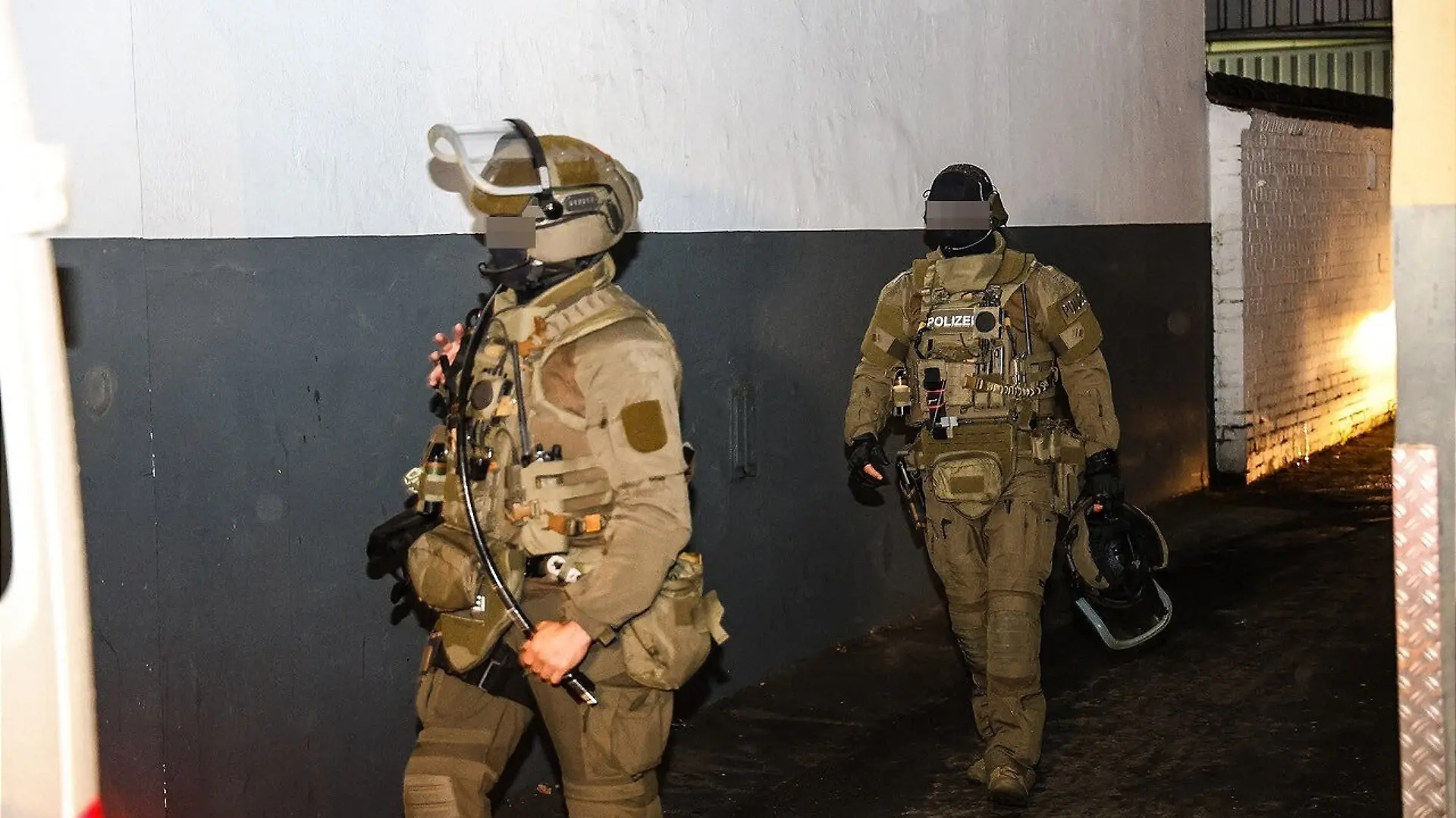 SEK-Beamte sind in Hagen im Einsatz. Nach einem nachrichtendienstlichen Hinweis hat die Polizei Dortmund mit Unterstützung von Spezialeinsatzkräften drei Männer in Unna und Hagen in Gewahrsam genommen. Es bestehe der Verdacht, dass die drei Männer eine staatsgefährdende Straftat vorbereitet haben könnten, teilte die Polizei mit.