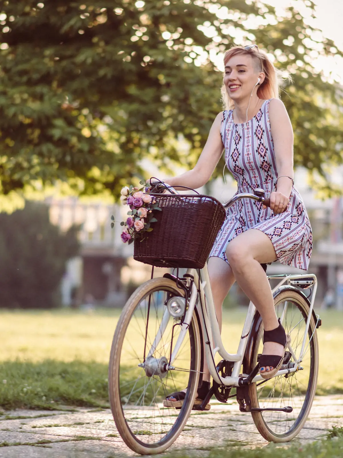 Frau mit Sommerkleid auf dem Fahrrad