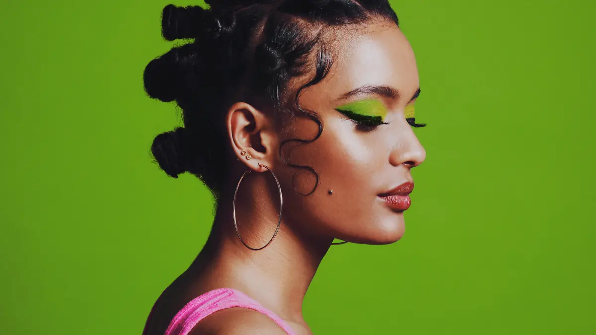 Frau mit grünem Lidschatten.