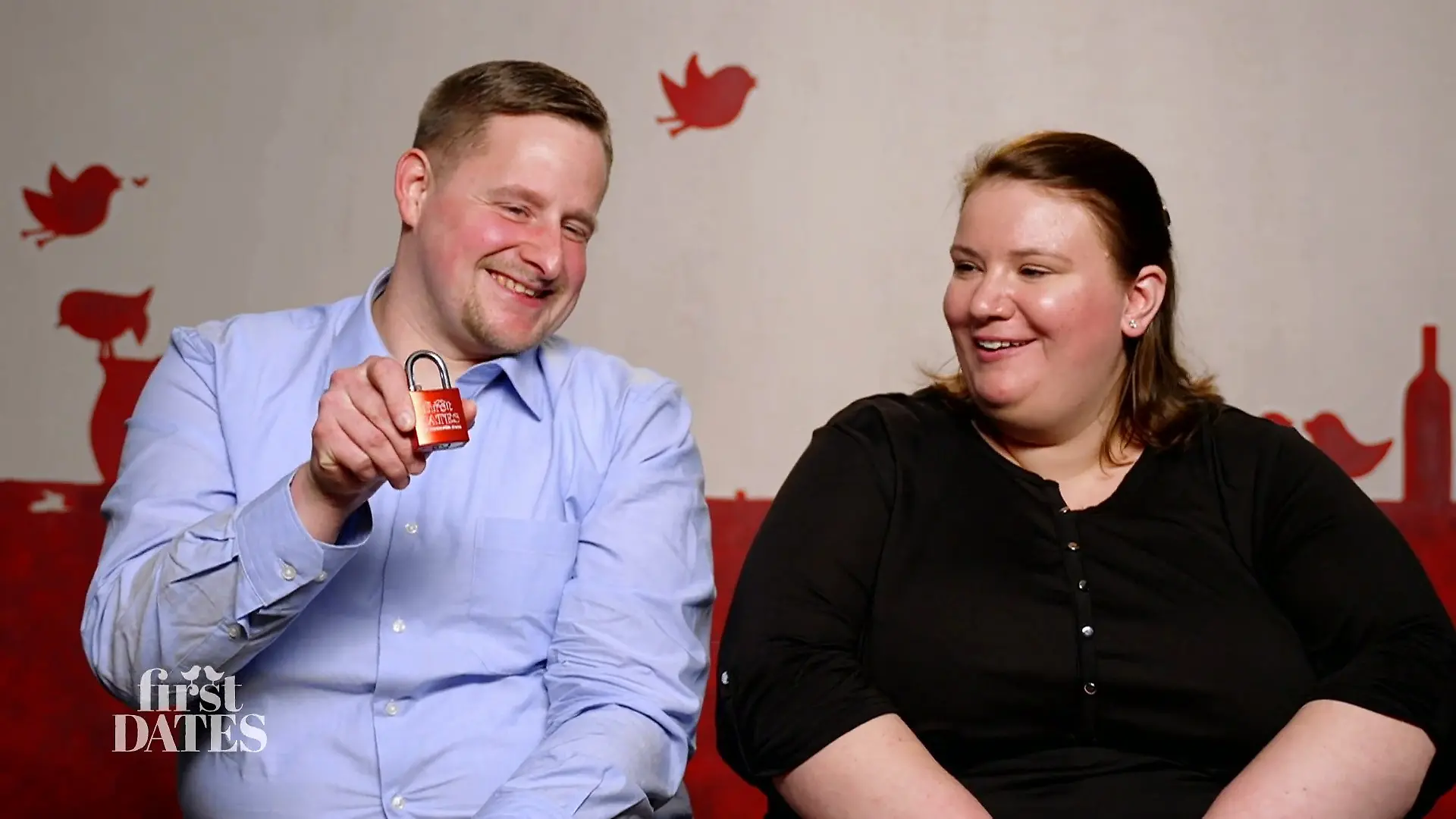 Roland Trettl überreicht ein Liebesschloss Benjamin & Natascha