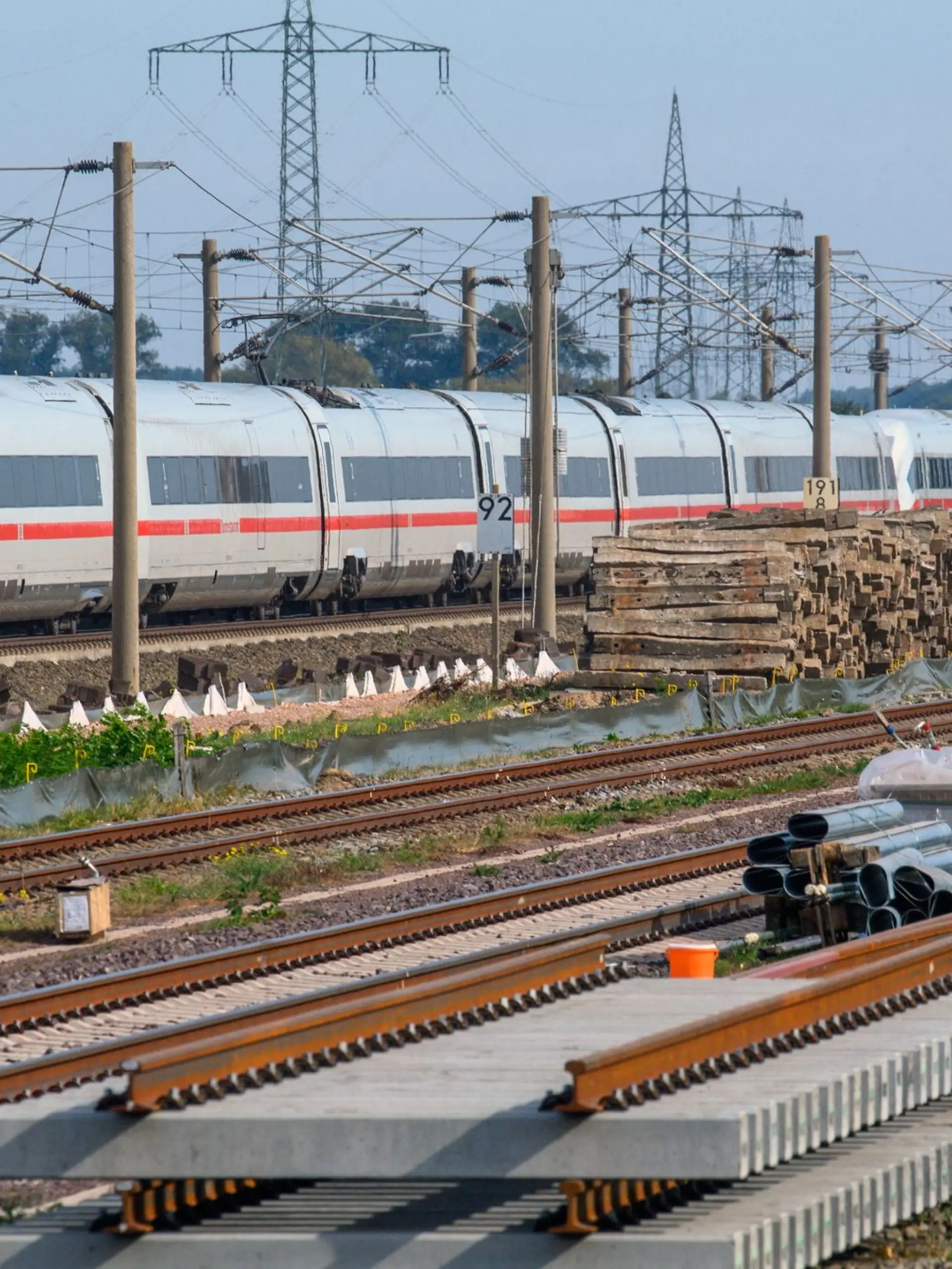 Beginn der Bahn-Bauarbeiten zwischen Hannover und Berlin: Wegen der Umleitung über Magdeburg und Braunschweig verlängert sich die planmäßige Fahrzeit im Fernverkehr um ca. 60 bis 80 Minuten.