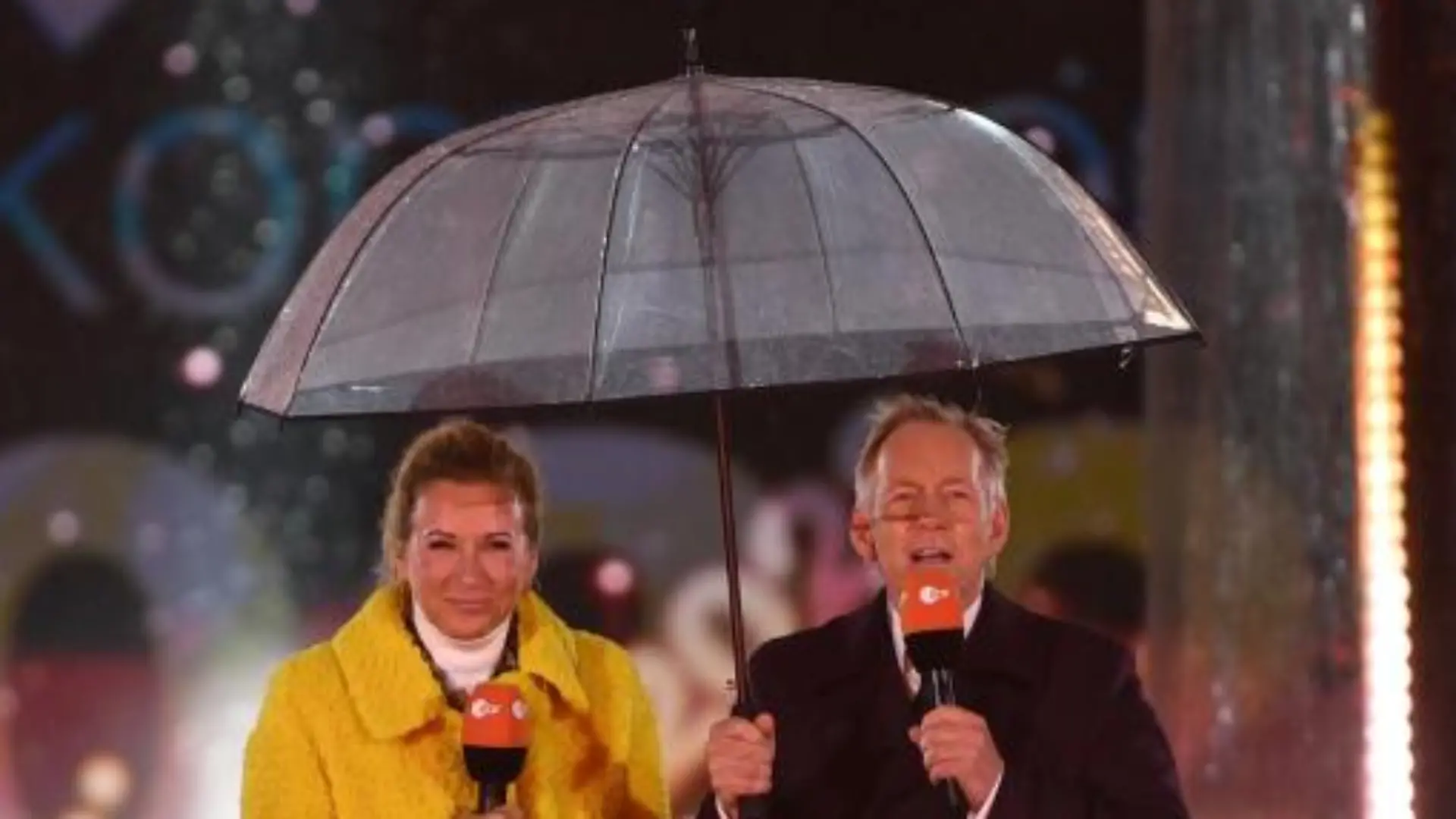 Silvesterfeier 2022: Die Moderatoren Andrea Kiewel und Johannes B. Kerner stehen vor dem Brandenburger Tor.