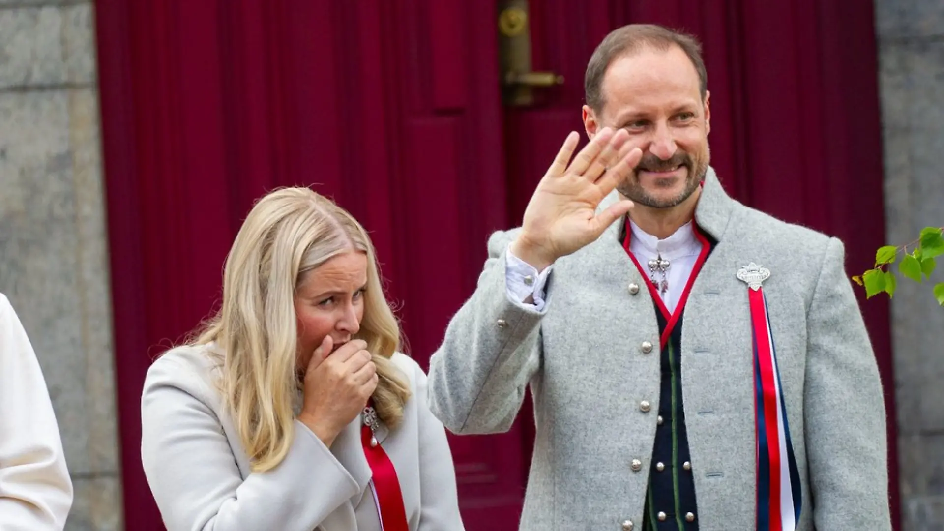 Mette-Marit, hier im Mai 2026 neben Haakon, kann ihren Ehemann nicht zur Parlamentseröffnung begleiten.
