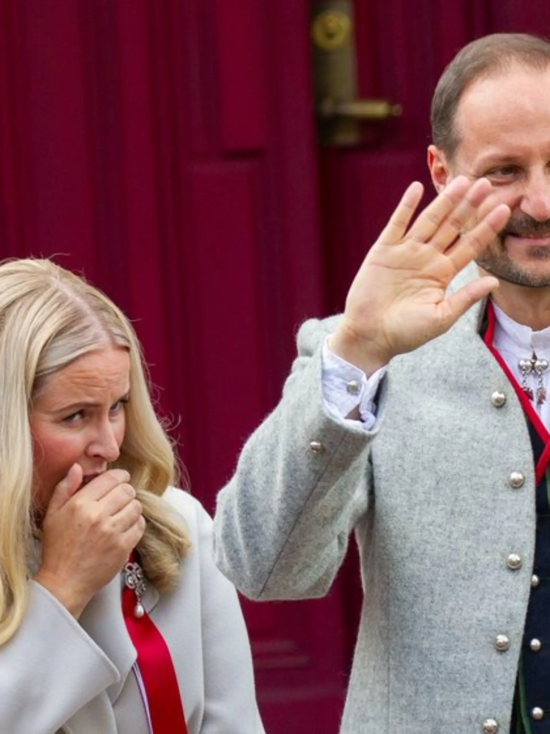 Mette-Marit, hier im Mai 2026 neben Haakon, kann ihren Ehemann nicht zur Parlamentseröffnung begleiten.