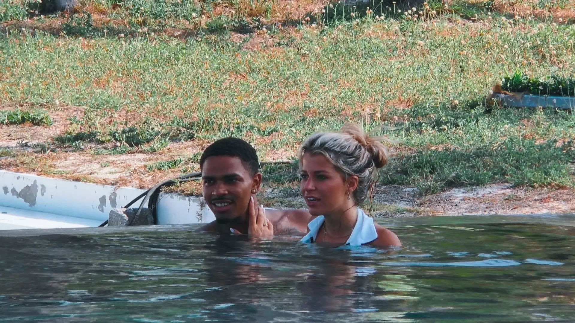 AYTO-Kandidaten Robin und Joena können nicht glauben, was sie da gerade sehen. 