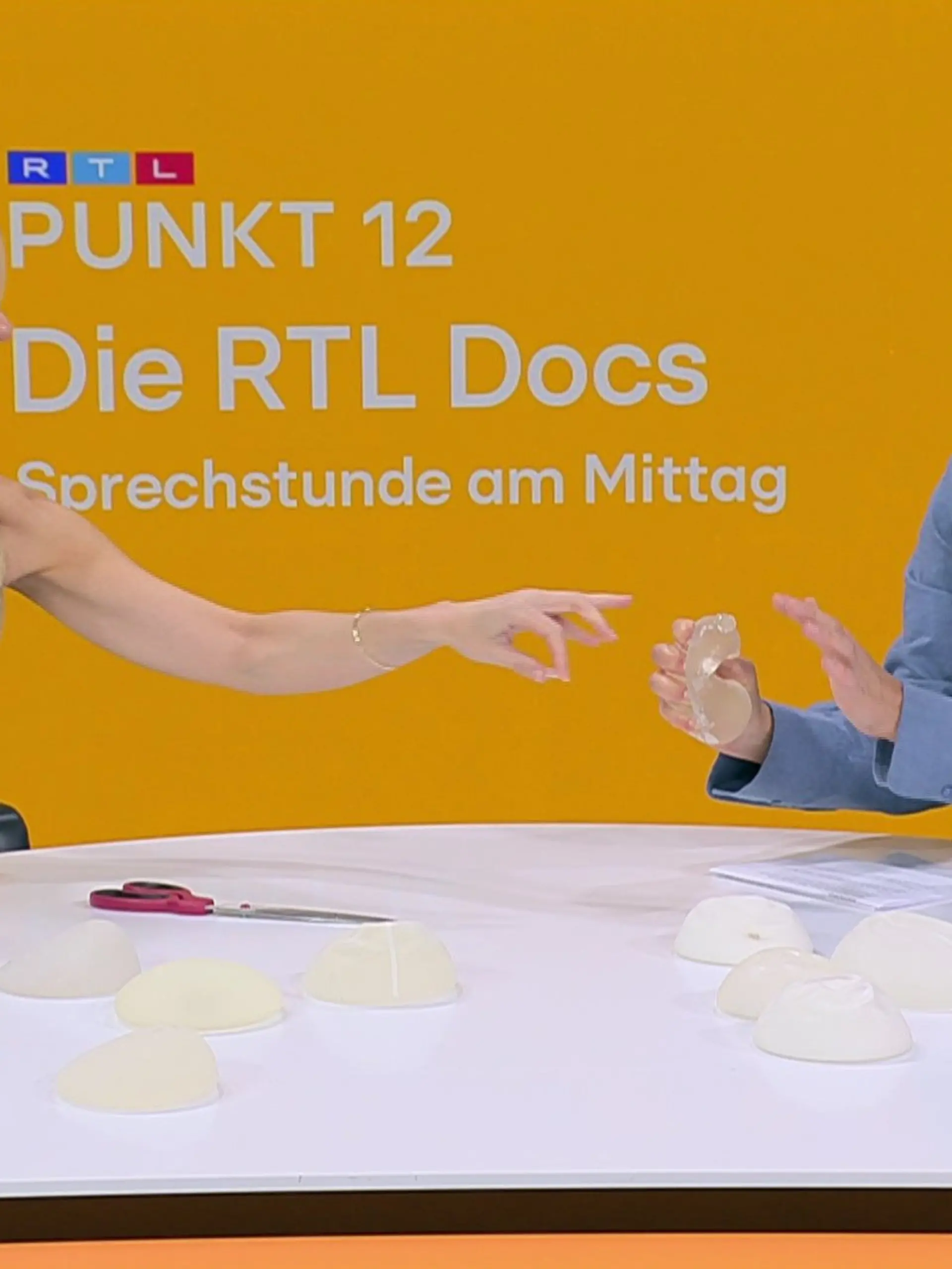 Bild zu: "Was passiert, wenn ein Brustimplantat reißt? Ärztin zeigt es im Video"