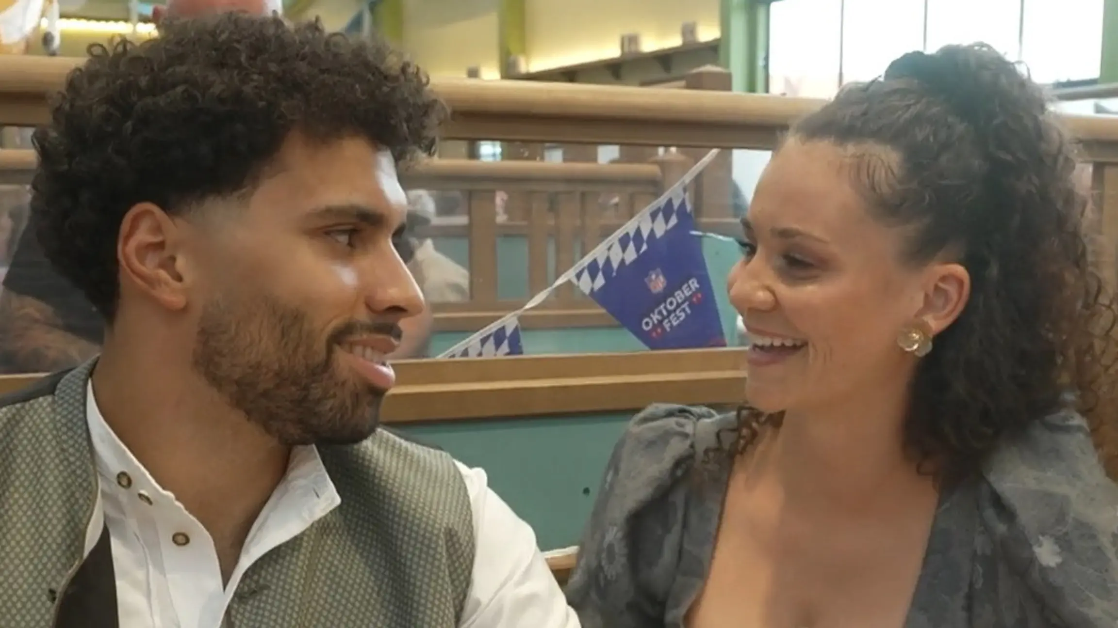 Ex-„Let's Dance"-Star macht Liebe offiziell! Betty Taube zeigt erstmals neuen Freund Schleife rechts, Herz vergeben!