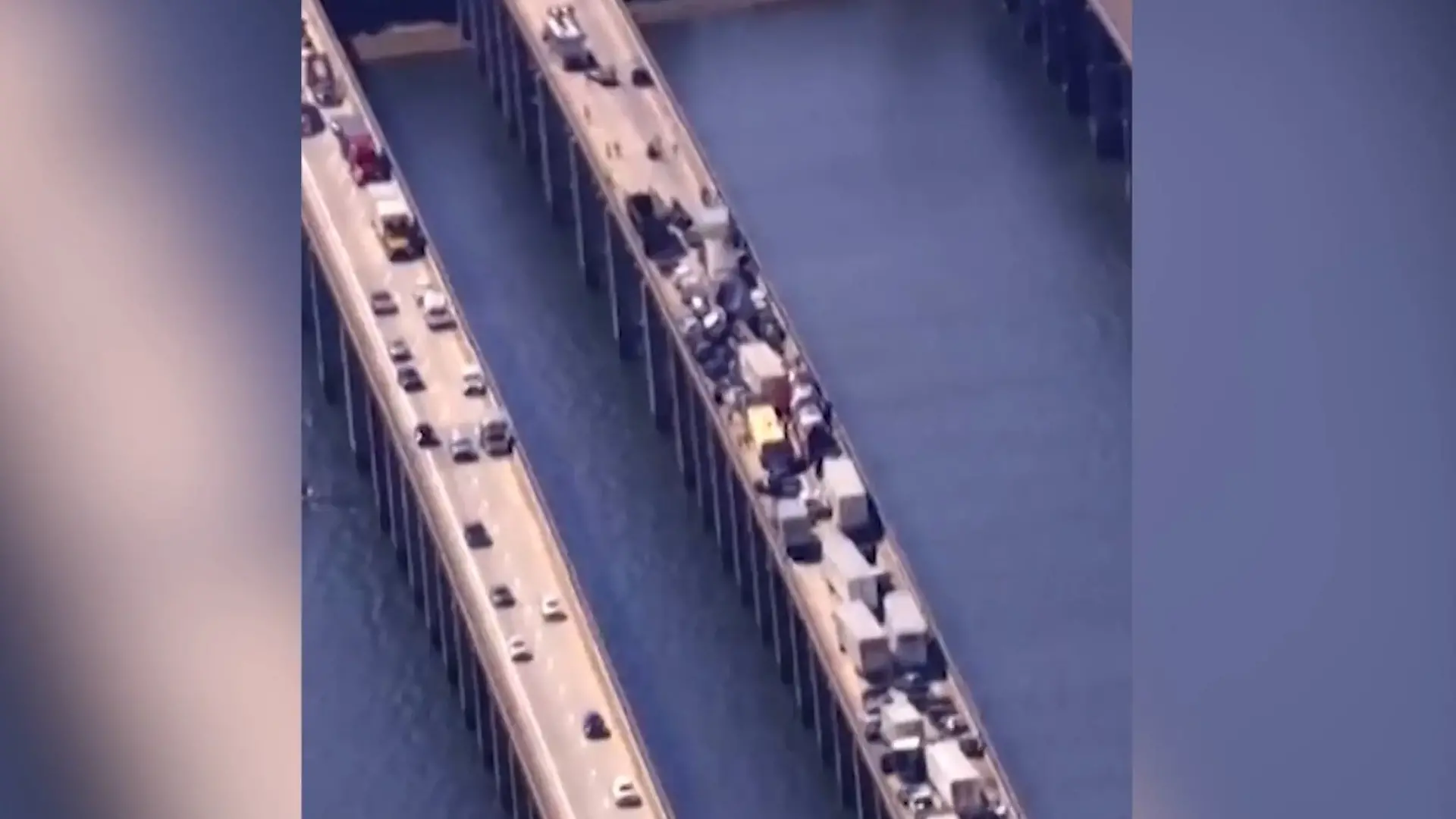 Massenkarambolage auf US-Brücke – mehr als 65 Fahrzeuge krachen ineinander! Kilometerlanges Trümmerfeld