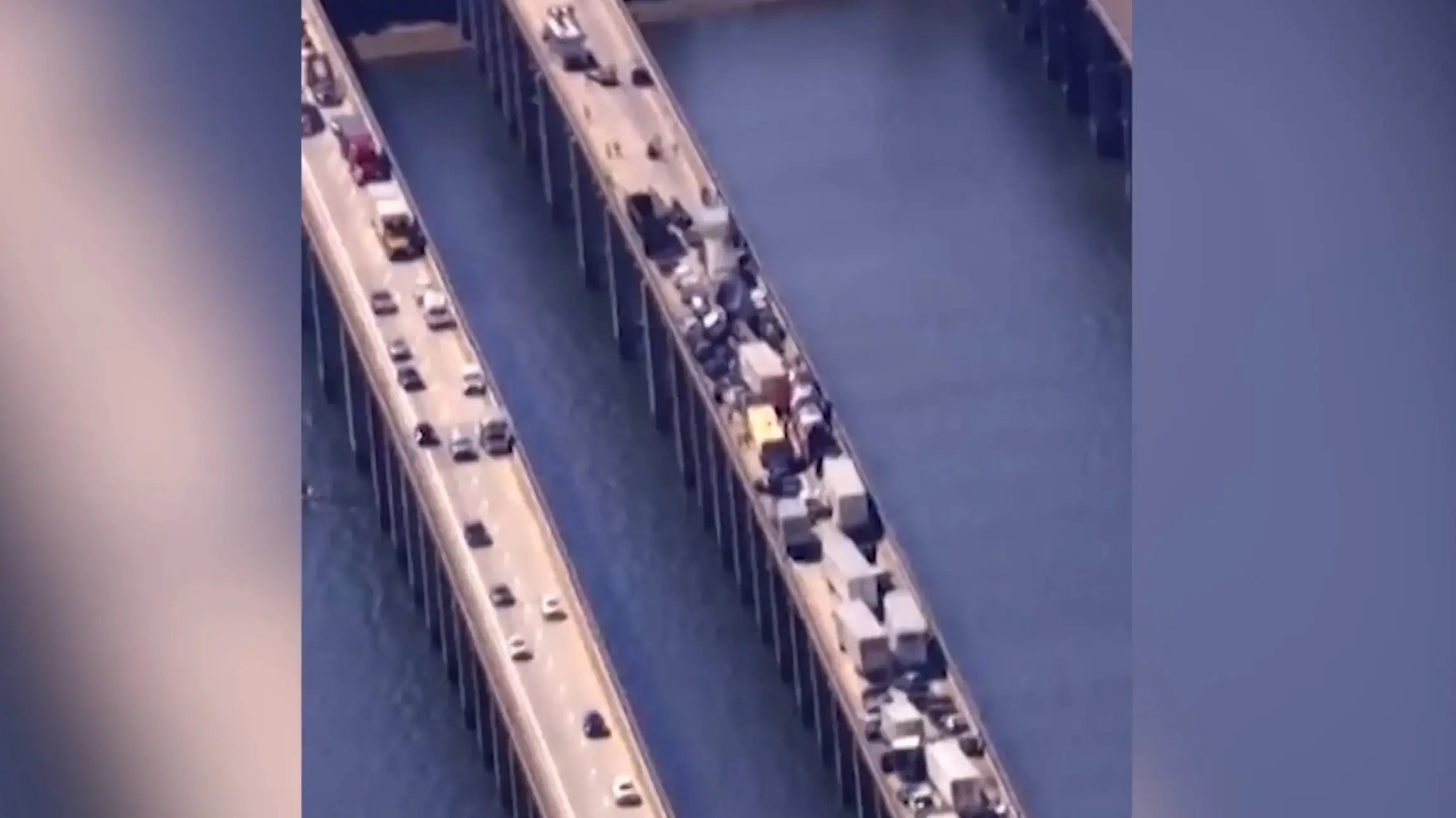 Massenkarambolage auf US-Brücke – mehr als 65 Fahrzeuge krachen ineinander! Kilometerlanges Trümmerfeld