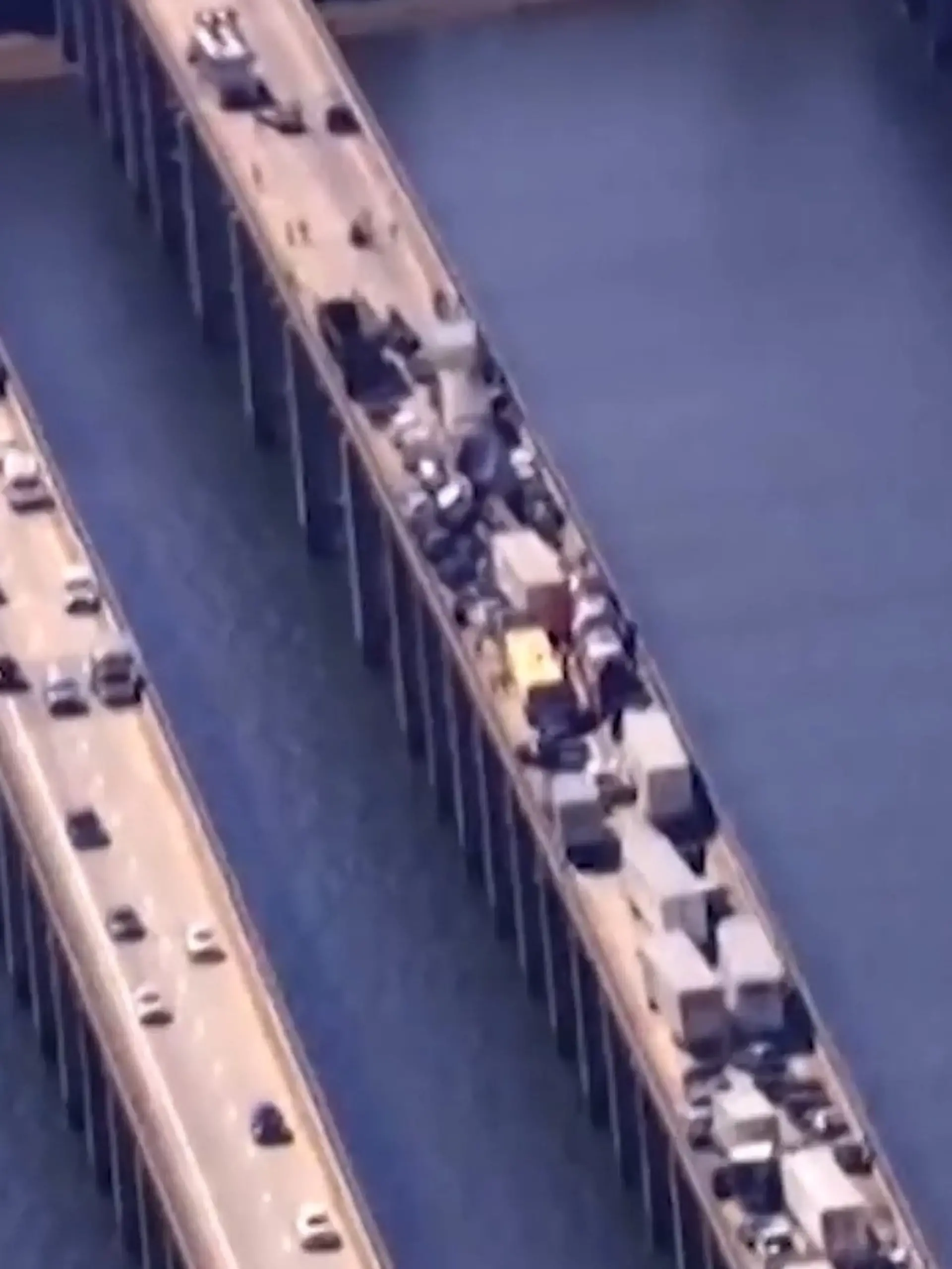 Bild zu: "Massenkarambolage auf US-Brücke – mehr als 65 Fahrzeuge krachen ineinander!"