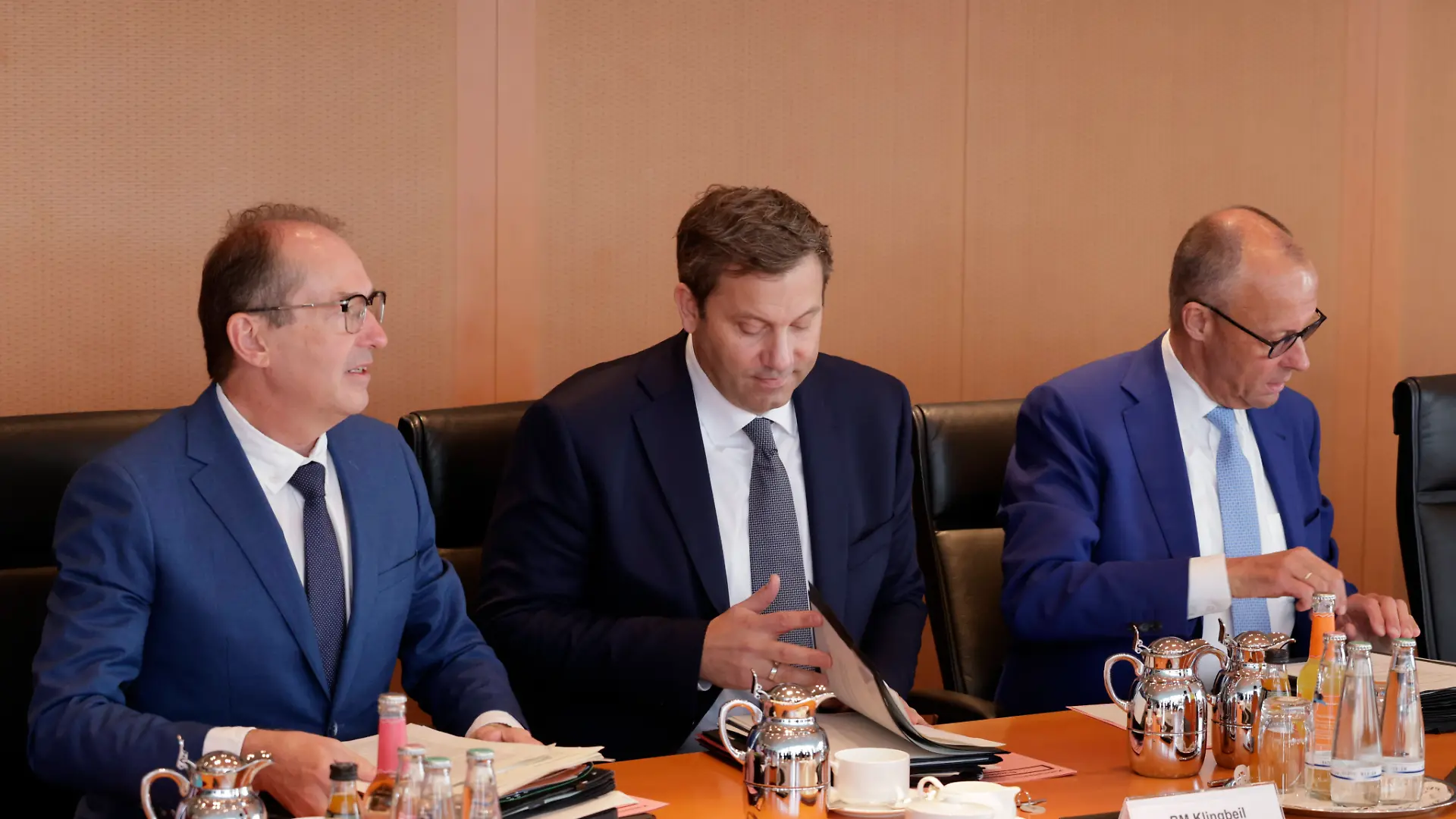 Bundesinnenminister Alexander Dobrindt (CSU) Bundesinnenminister, Lars Klingbeil (SPD, Bundesminister der Finanzen) und Kanzler Friedrich Merz (CDU)