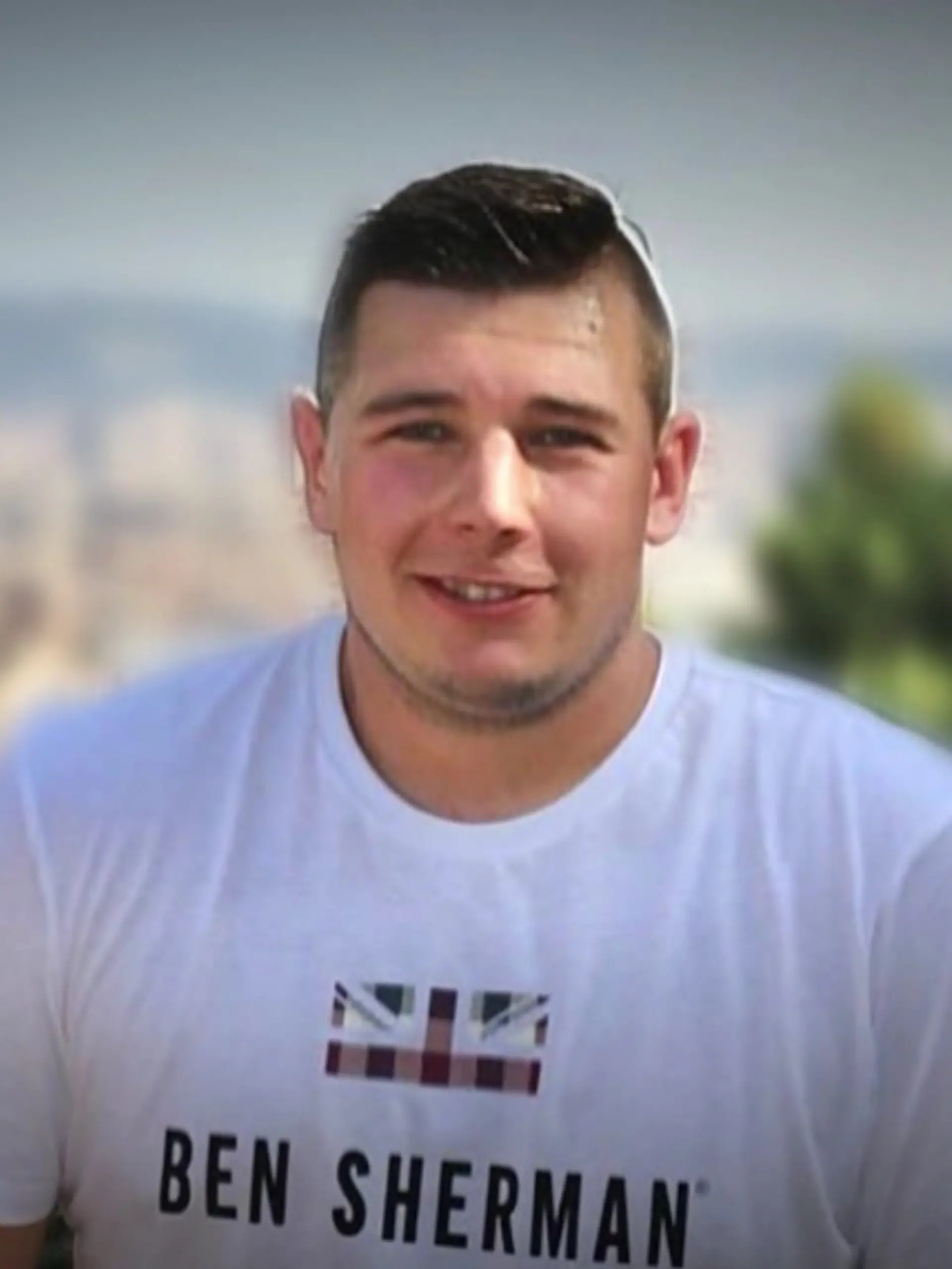 Sieben Jahre lang galt der Tod von John Kesting (†28) als Unfall. Dann gelingt es Privatermittlern, sein Handy zu entsperren. Drei Spuren darauf stellen den bisherigen Ablauf infrage und führen zu einer neuen, drastischen Theorie. Es könnte ein Mord gewesen sein!
