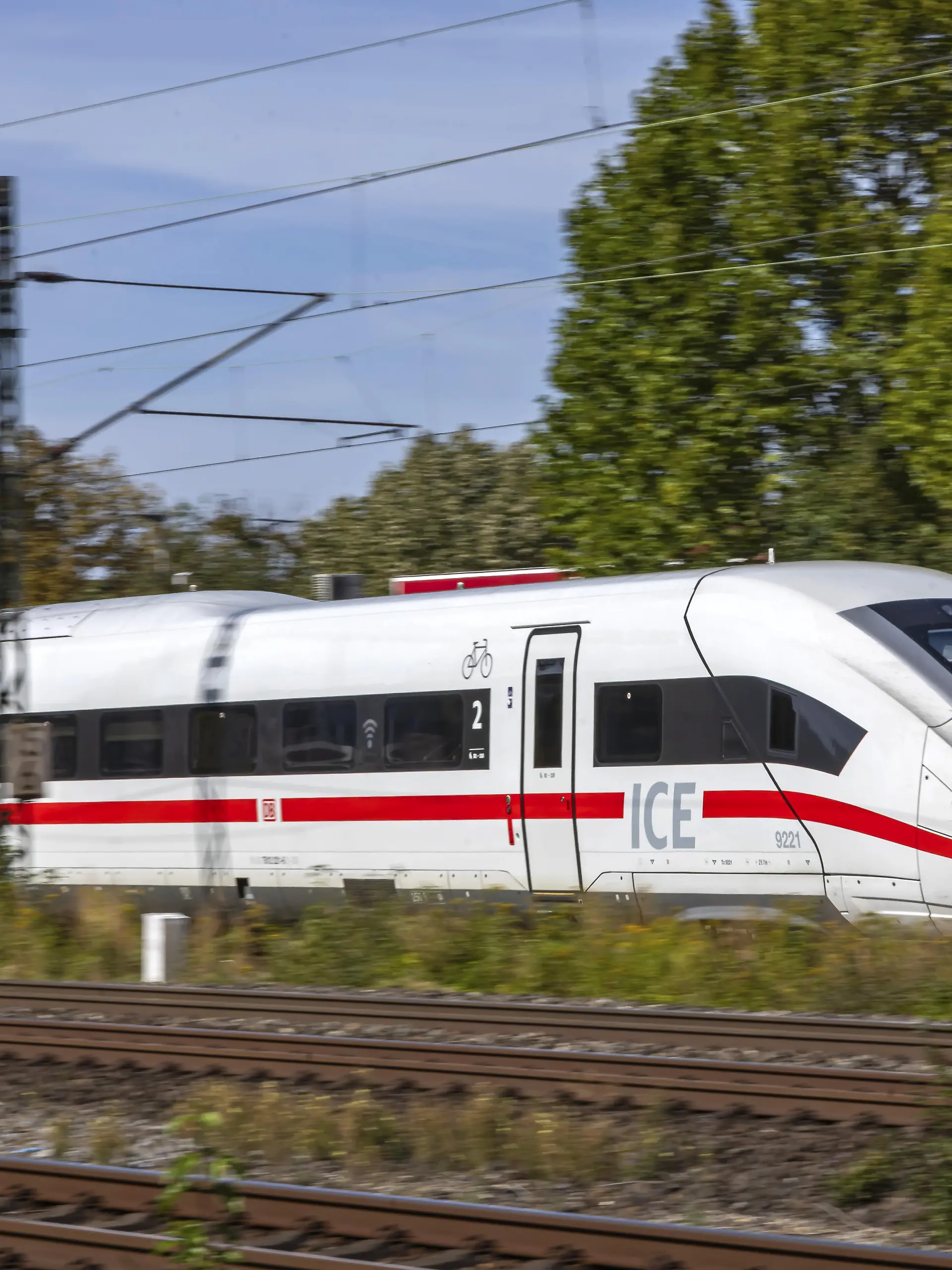 ICE unterwegs bei Esslingen, Baden-Württemberg, Deutschland