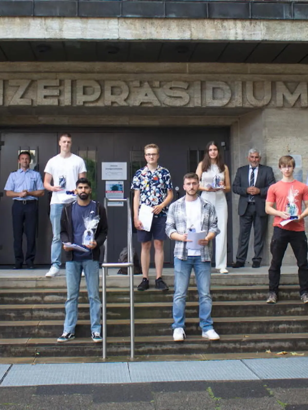Bild zu: "Retter mit Ehrenmedaille ausgezeichnet"