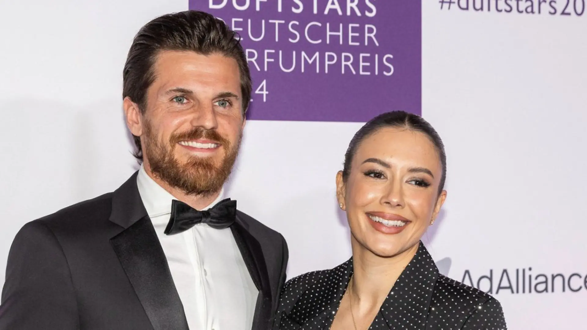 Jonas Hofmann arbeitet an seiner eigenen Fußballmannschaft mit seiner Laura.