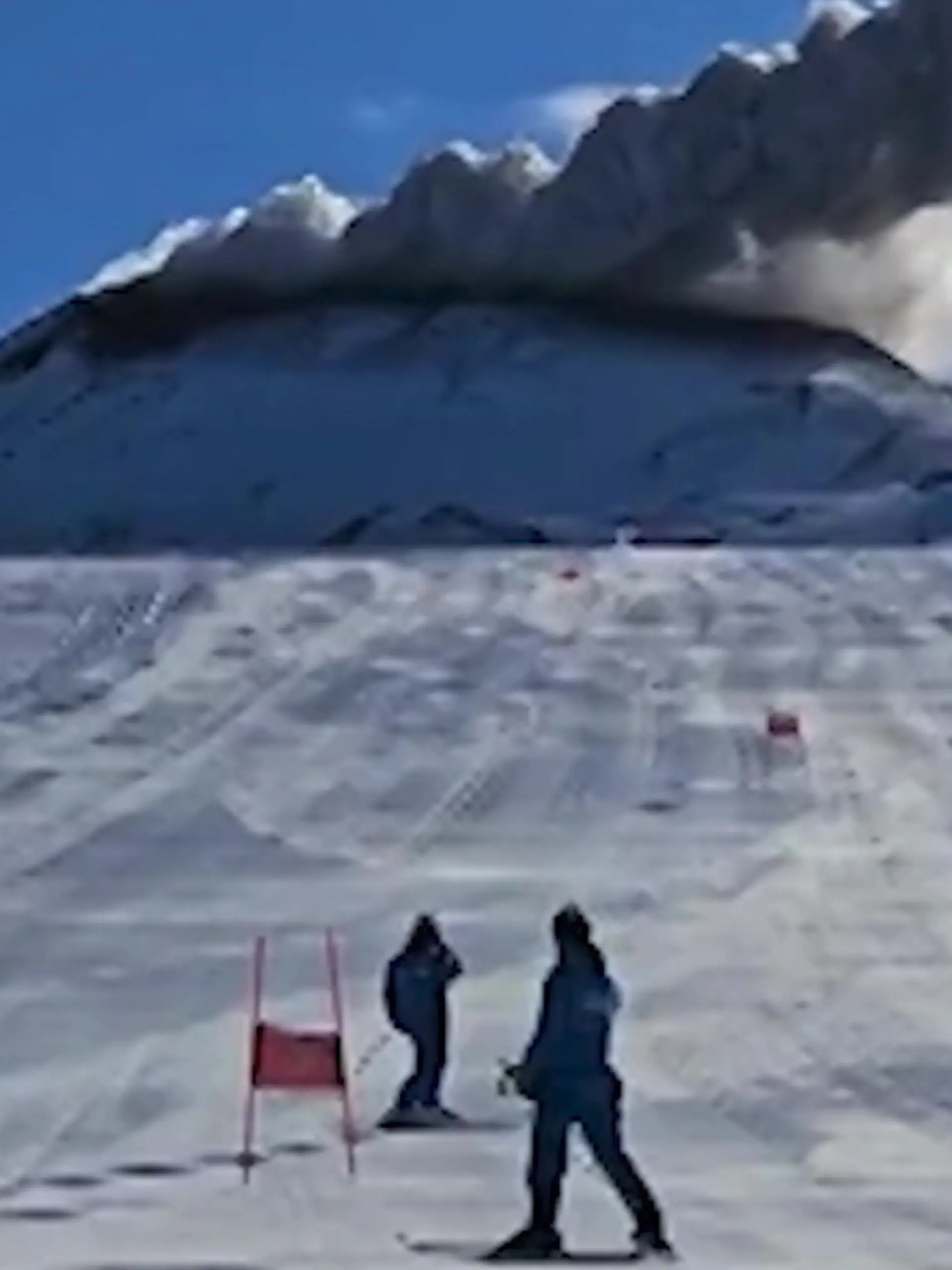 Bild zu: "Vulkan bricht in Skigebiet aus – während Nationalteam trainiert!"