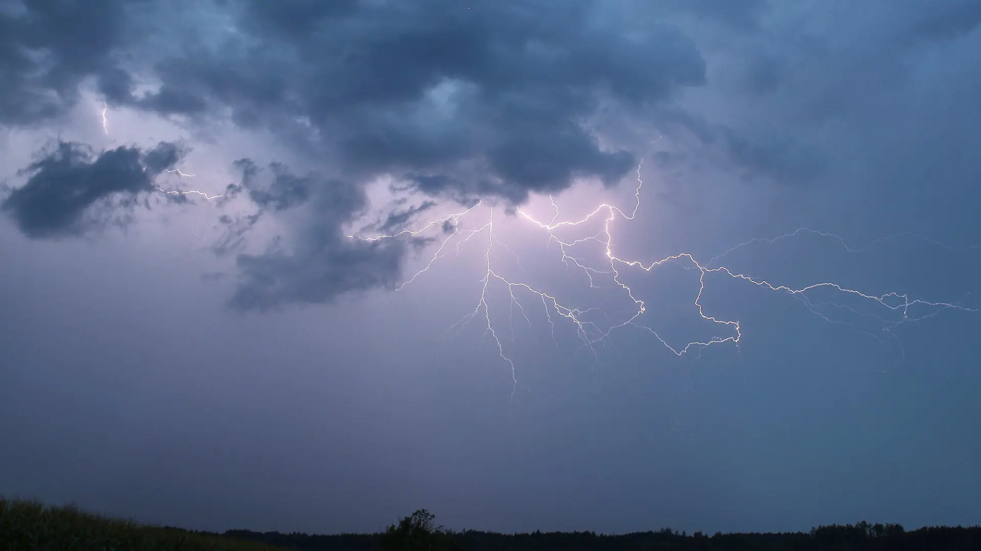 Ein Blitz zuckt bei einem Sommergewitter am abendlichen Himmel. Auf Rhodos wurde laut Polizei eine deutsche Urlauberin von einem Blitz erschlagen. (zu dpa: «Polizei: Blitz tötet deutsche Urlauberin auf Rhodos») +++ dpa-Bildfunk +++