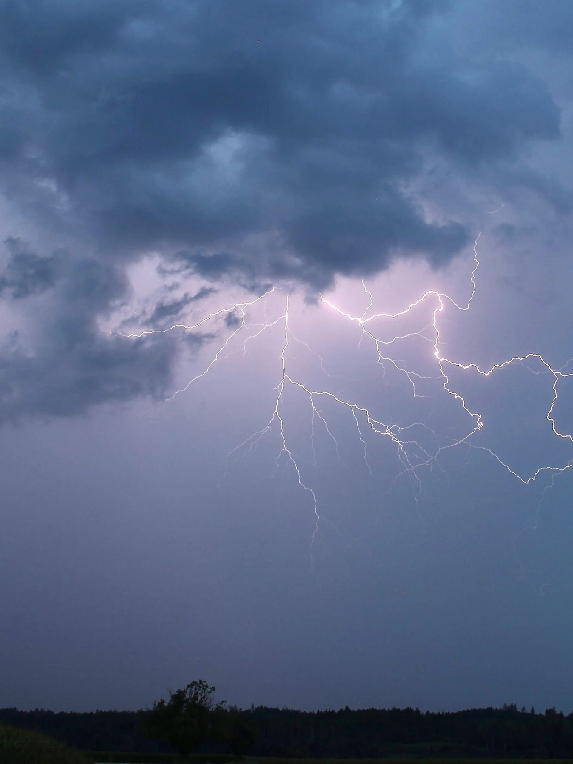 Ein Blitz zuckt bei einem Sommergewitter am abendlichen Himmel. Auf Rhodos wurde laut Polizei eine deutsche Urlauberin von einem Blitz erschlagen. (zu dpa: «Polizei: Blitz tötet deutsche Urlauberin auf Rhodos») +++ dpa-Bildfunk +++