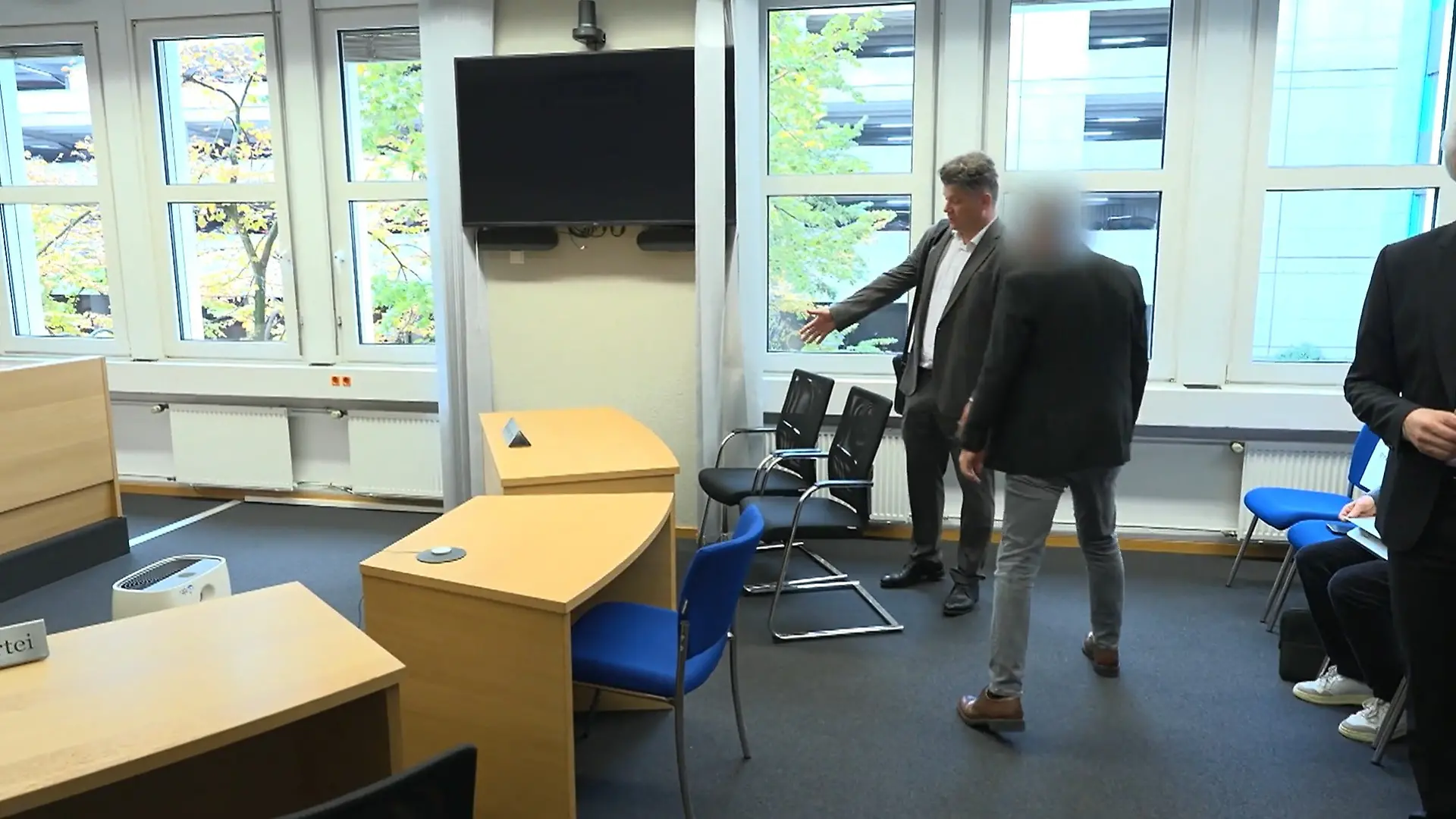 Hitlerbart-Posting: Mitarbeiter scheitert vor Gericht Streit nach Betriebsratswahl